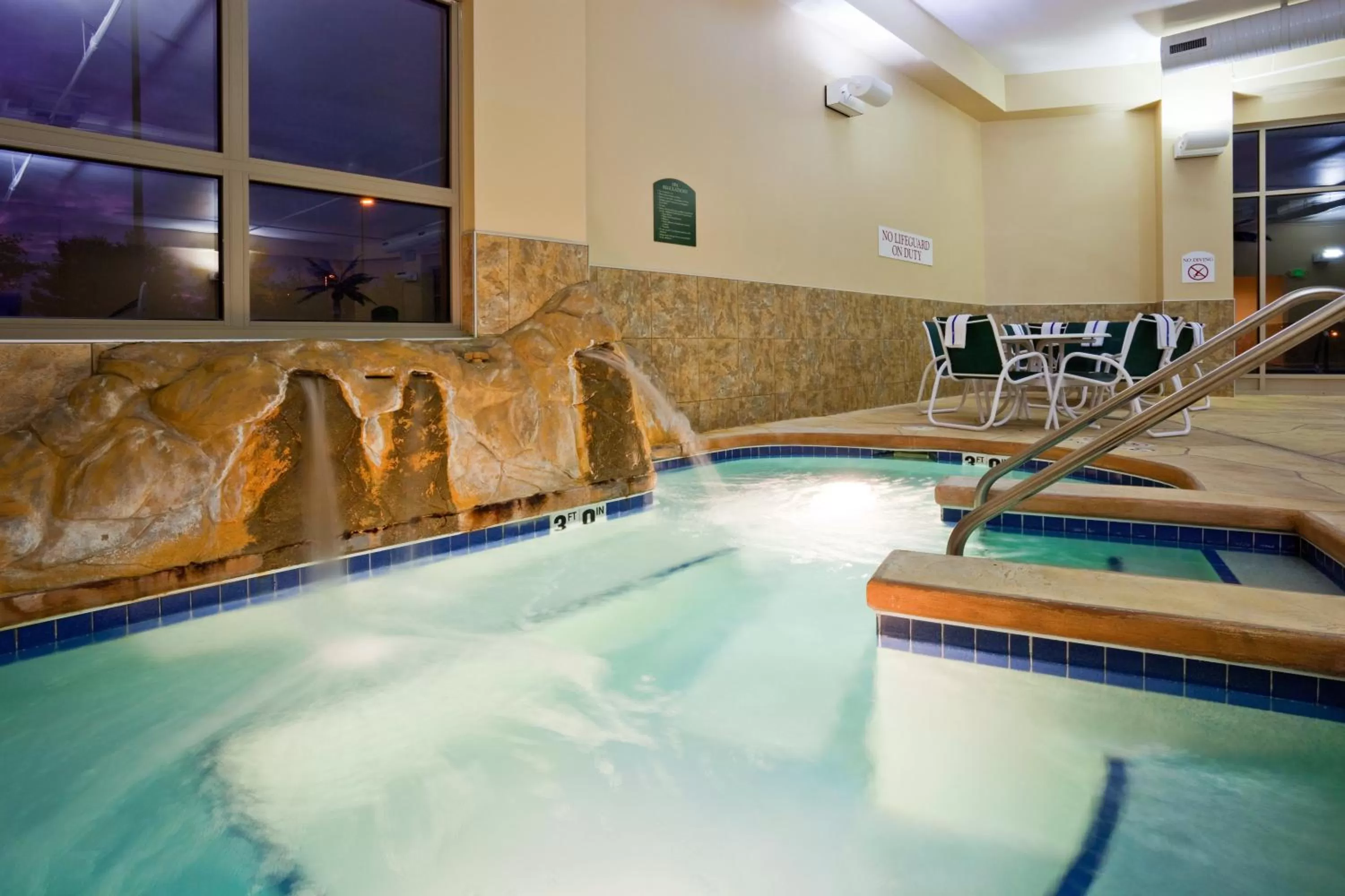 Swimming pool in Holiday Inn Madison at The American Center by IHG