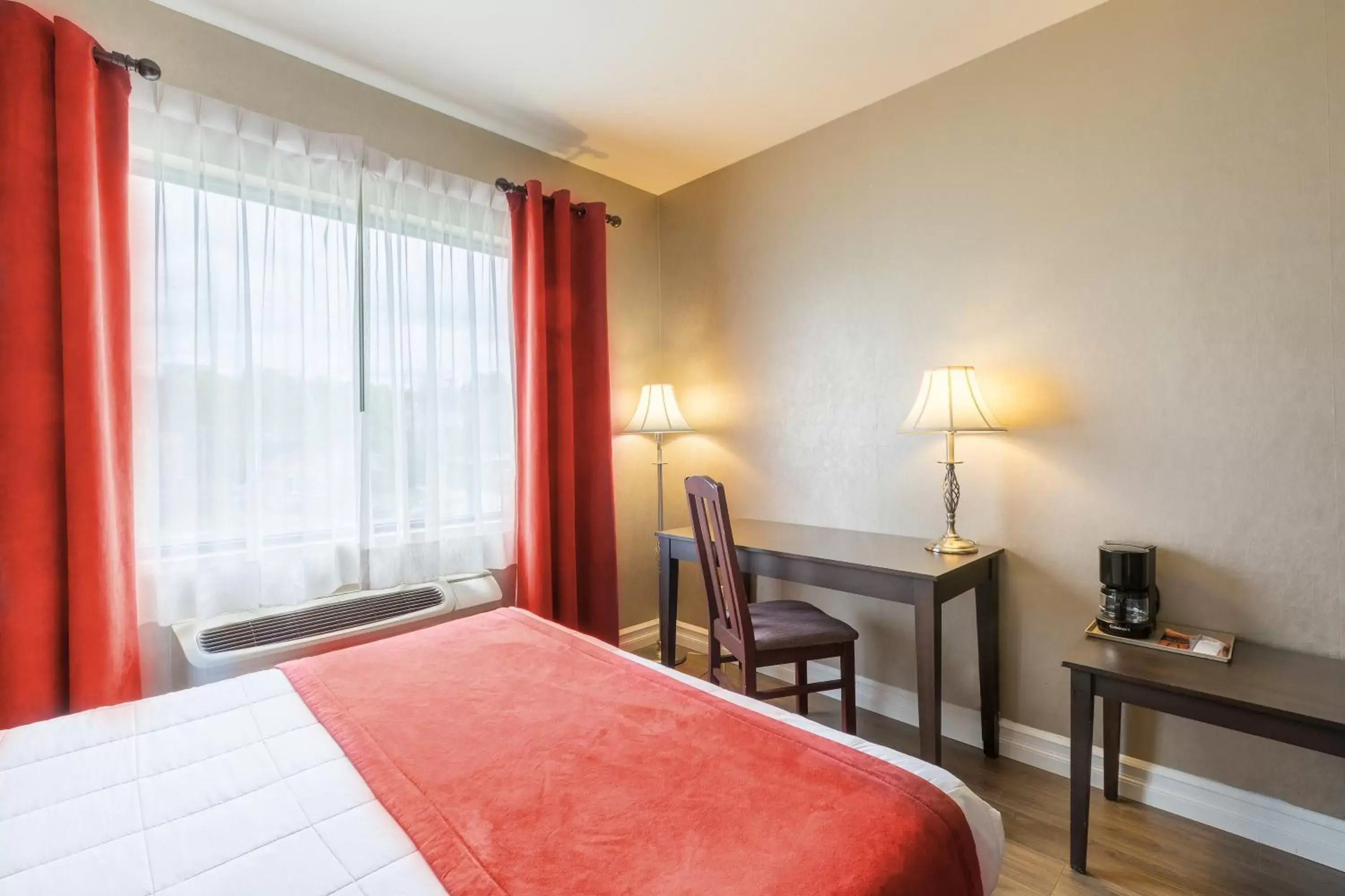 Shower, Bed in Hotel Ambassadeur et Suites