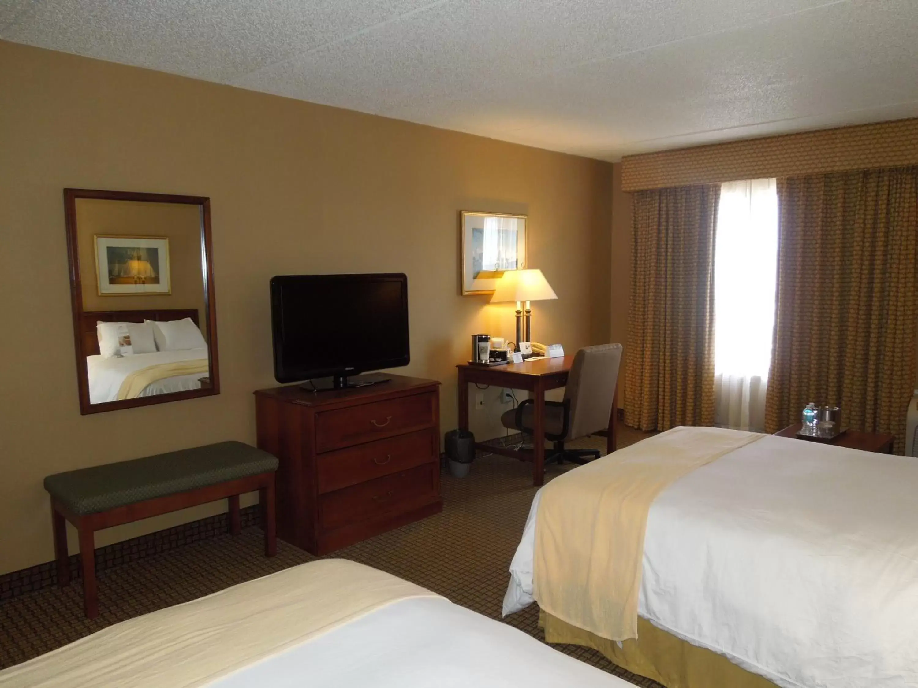 Bedroom, Bed in Radisson Cleveland Airport