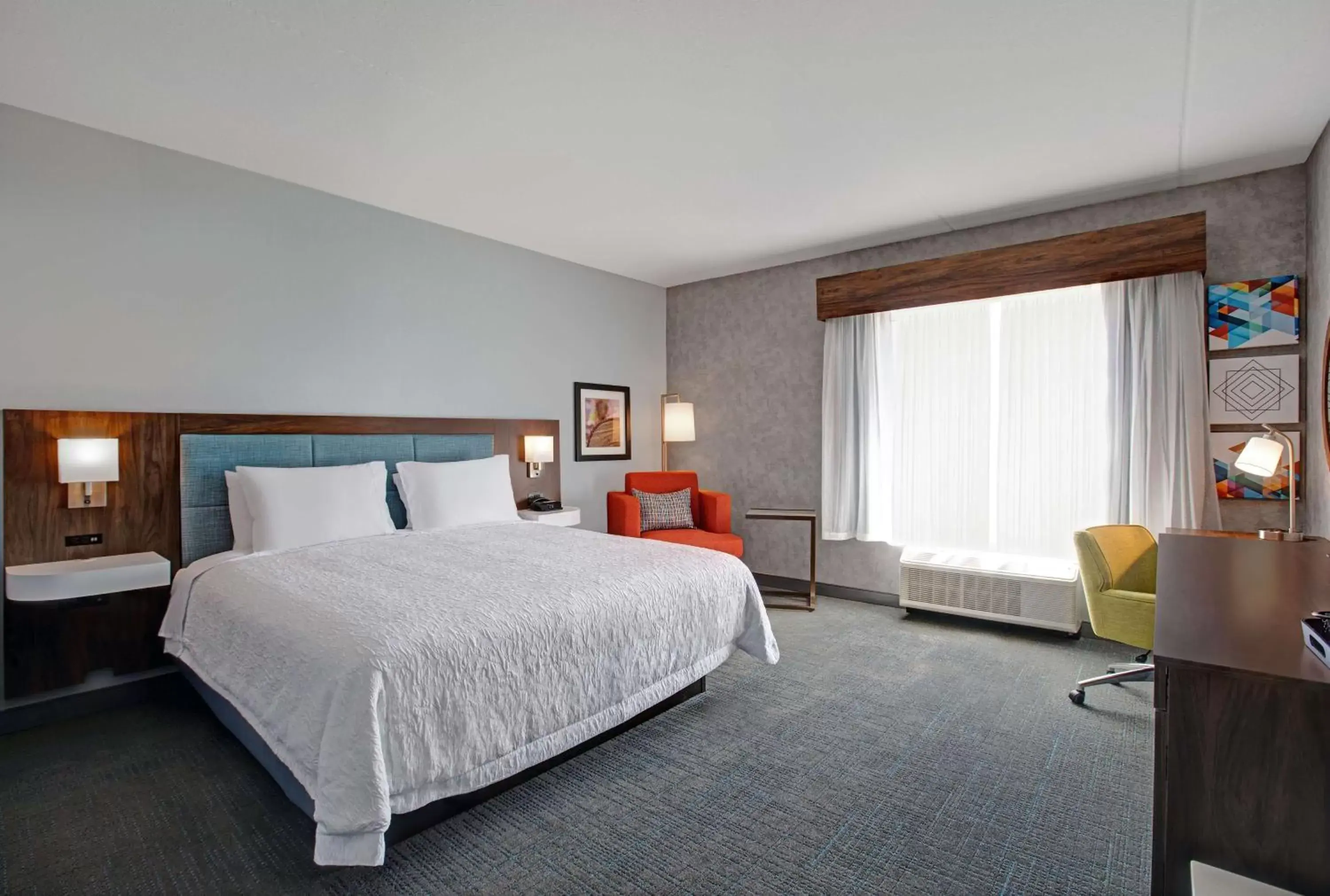 Bed in Hampton Inn & Suites By Hilton Waterloo St. Jacobs