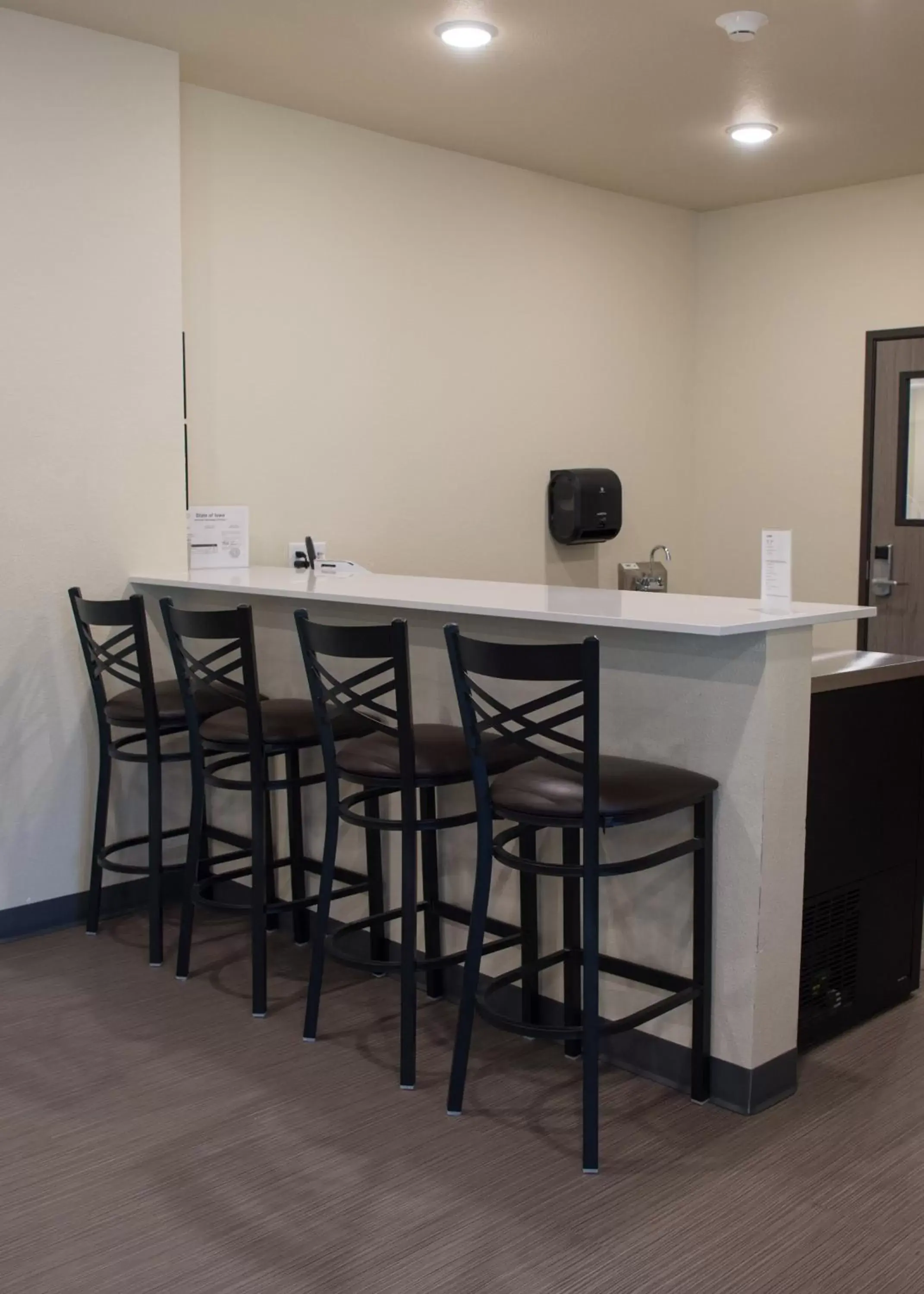 Lounge or bar in Cobblestone Inn & Suites - Forest City