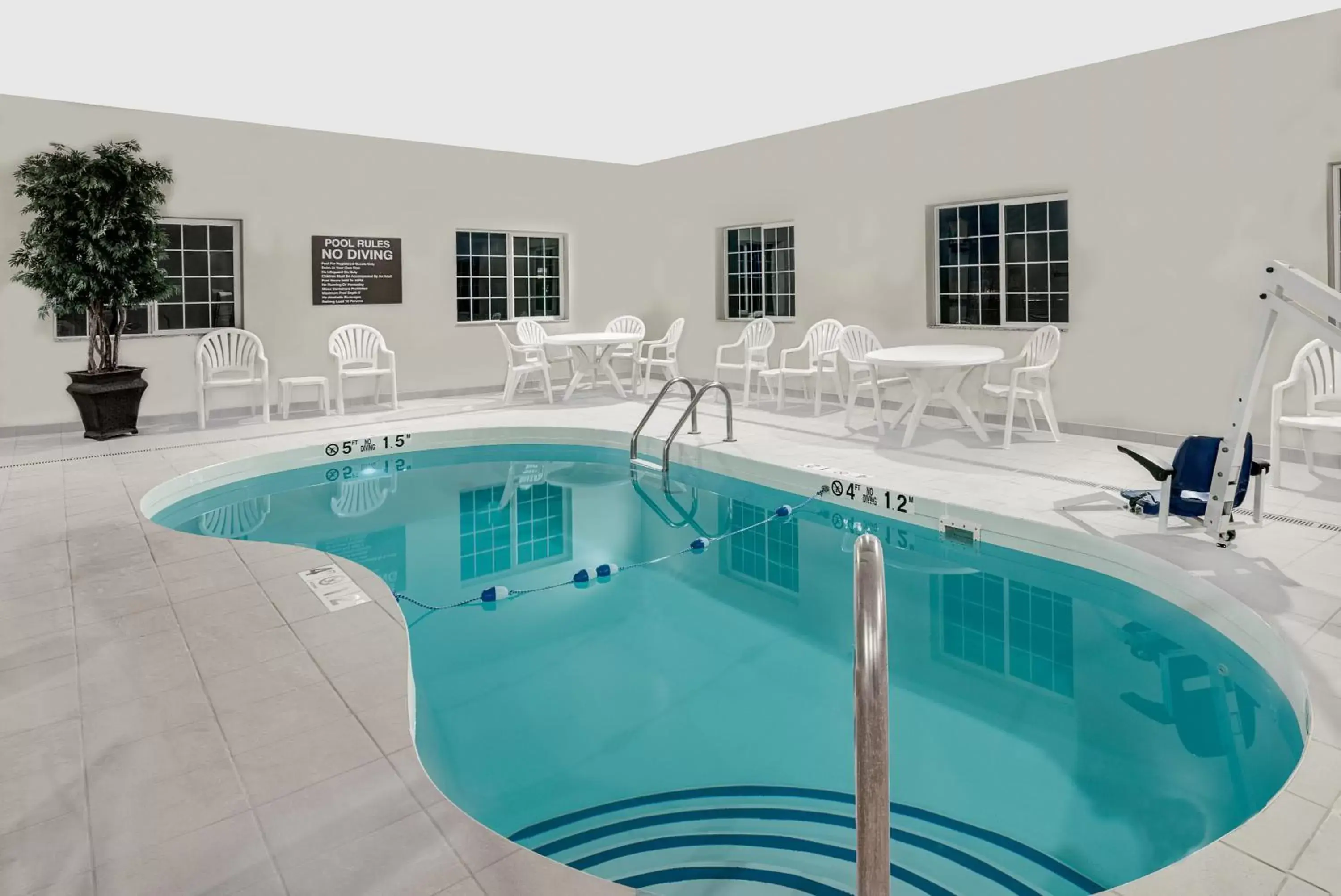 Swimming pool, Property Building in Microtel Inn & Suites by Wyndham Williston