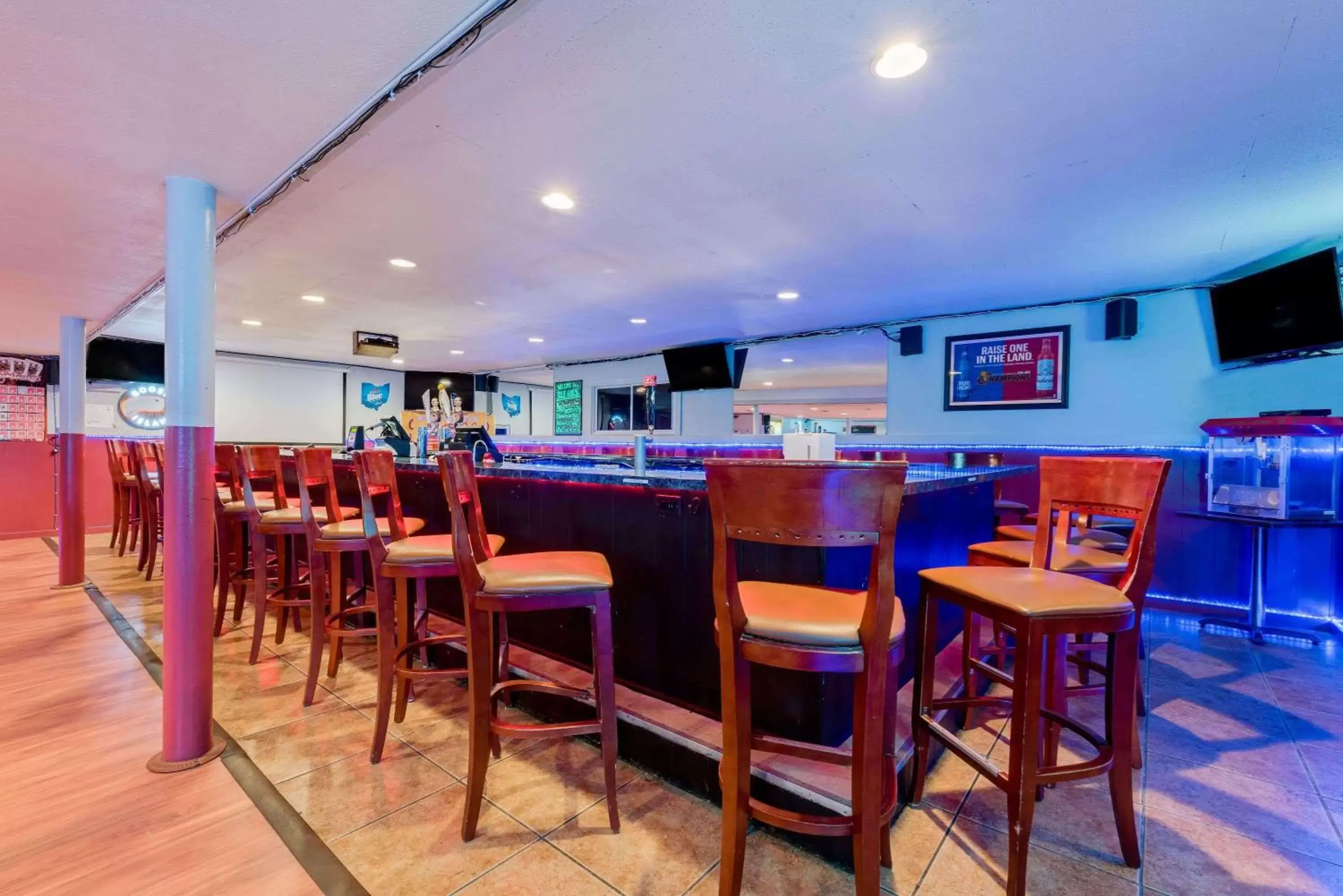 Lounge or bar, Restaurant/Places to Eat in Ramada by Wyndham Cleveland Airport West