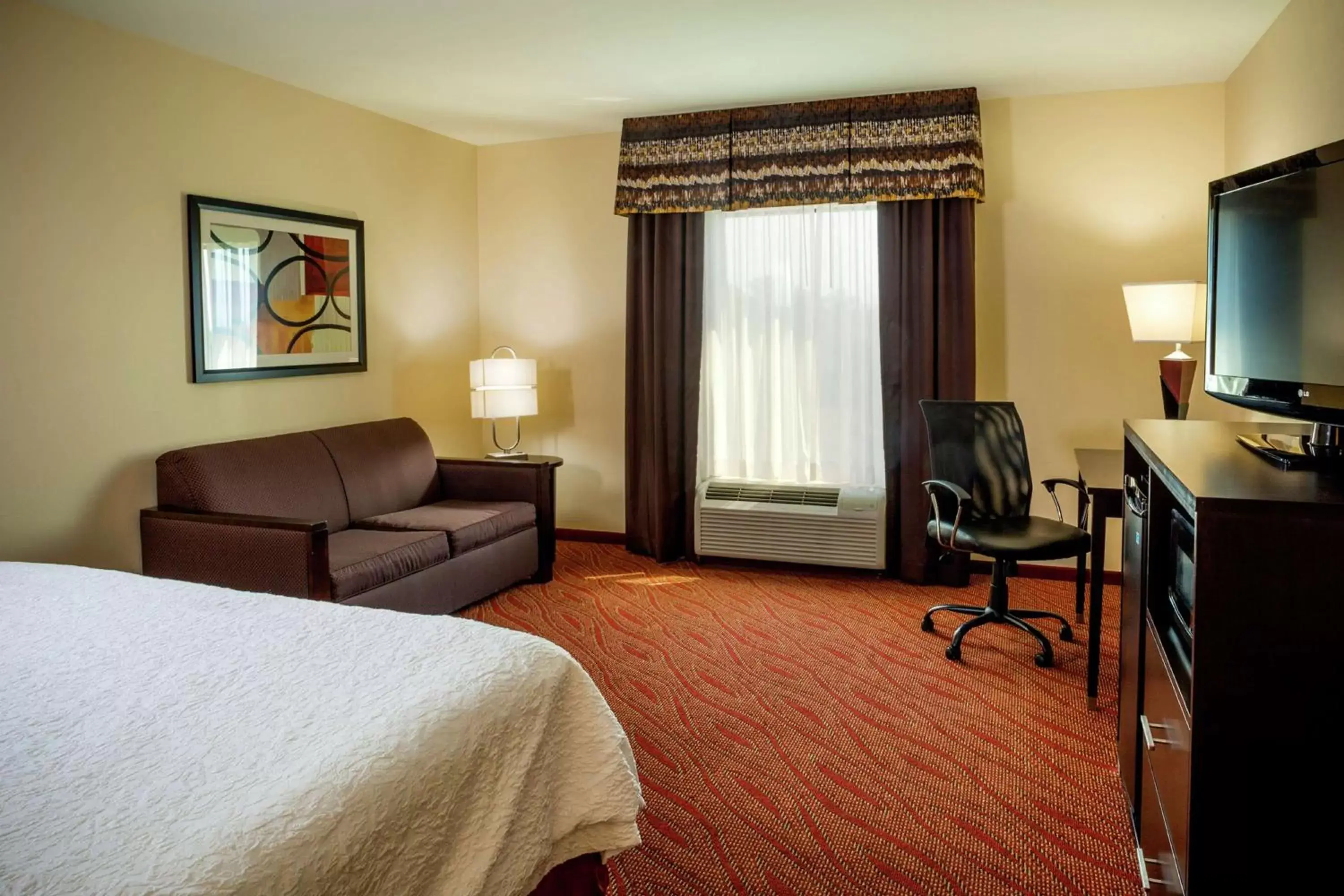 Bedroom, Seating Area in Hampton Inn Limerick