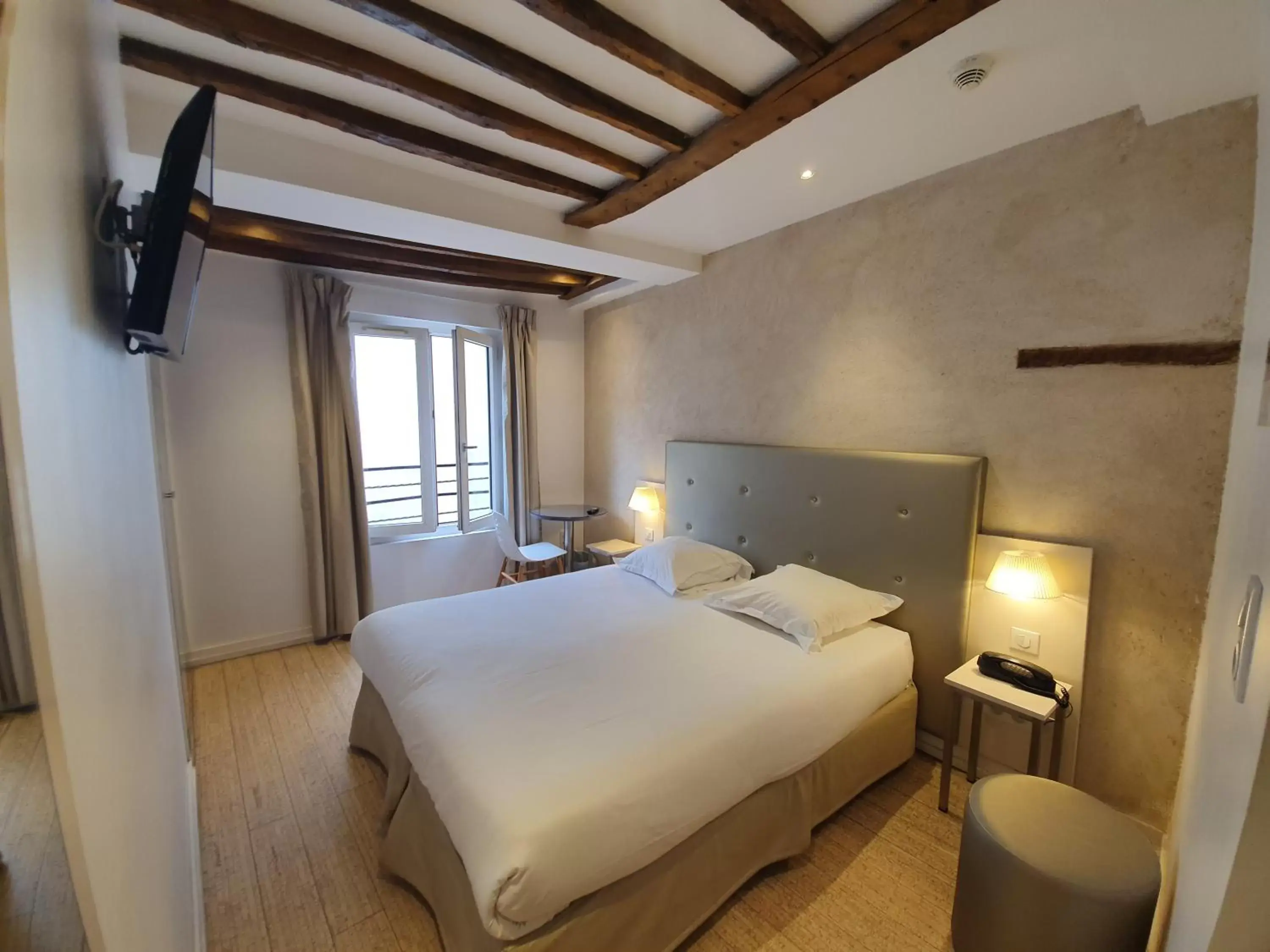 Photo of the whole room, Bed in Hôtel De La Herse d'Or
