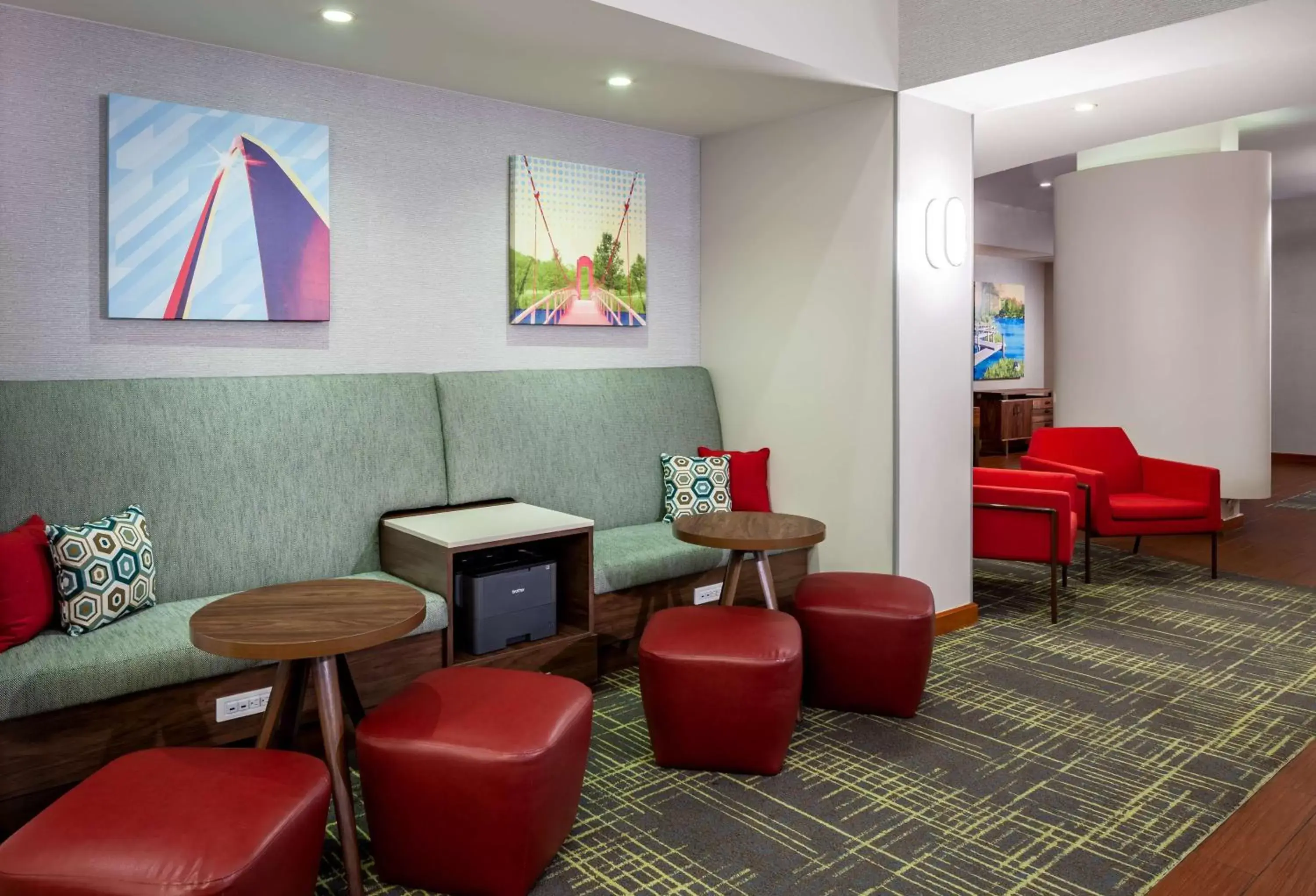 Business facilities, Lounge/Bar in Hampton Inn & Suites St. Louis at Forest Park