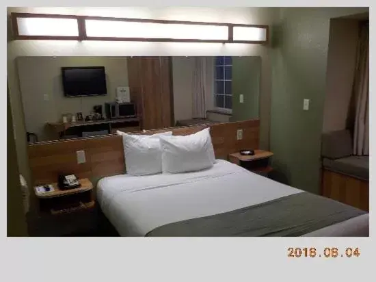 Bed in Microtel Inn & Suites by Wyndham Saraland