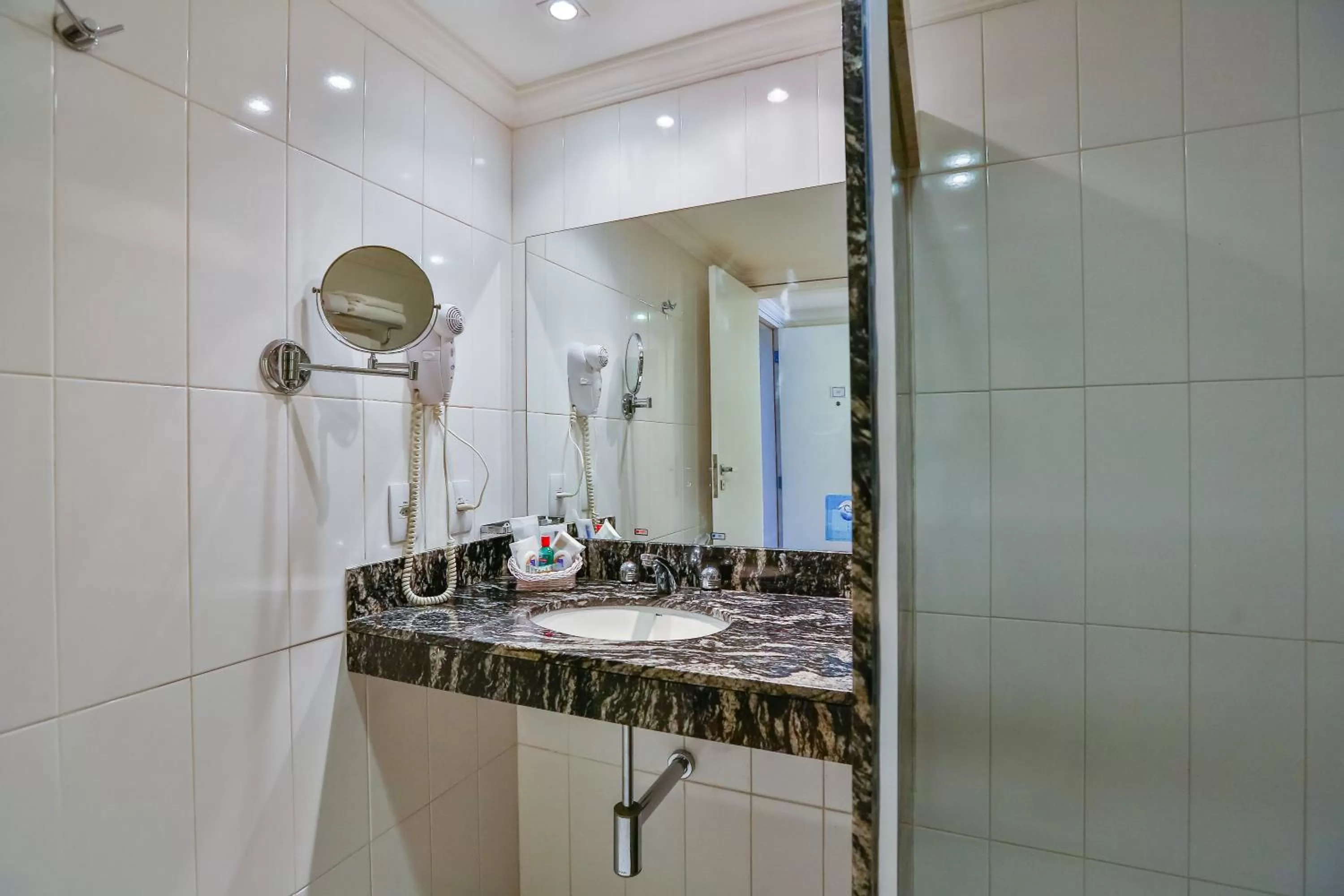 Bathroom in Dubai Macaé by Atlântica