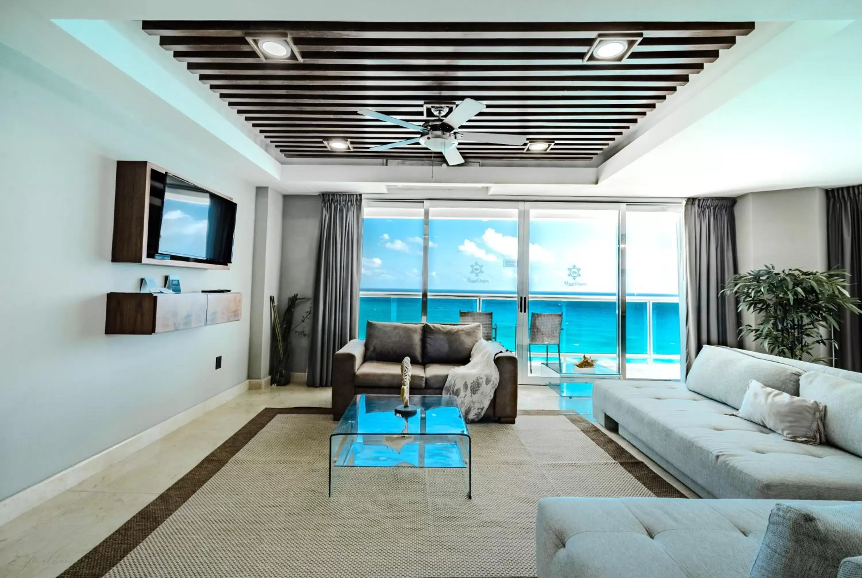 Living room, Seating Area in Ocean Dream Cancun by GuruHotel