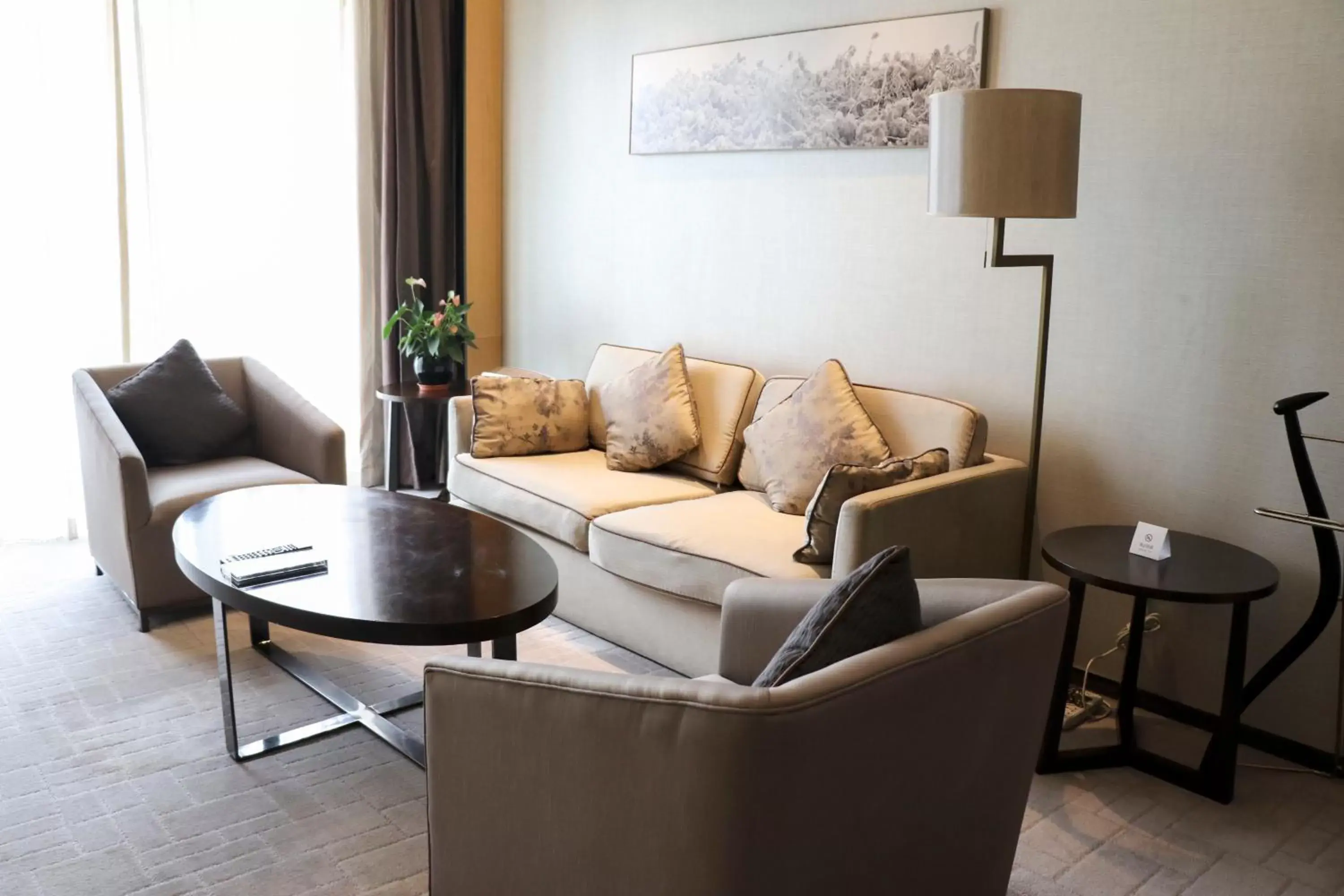Living room in Crowne Plaza Beijing Lido by IHG Living room in Crowne Plaza Beijing Lido by IHG