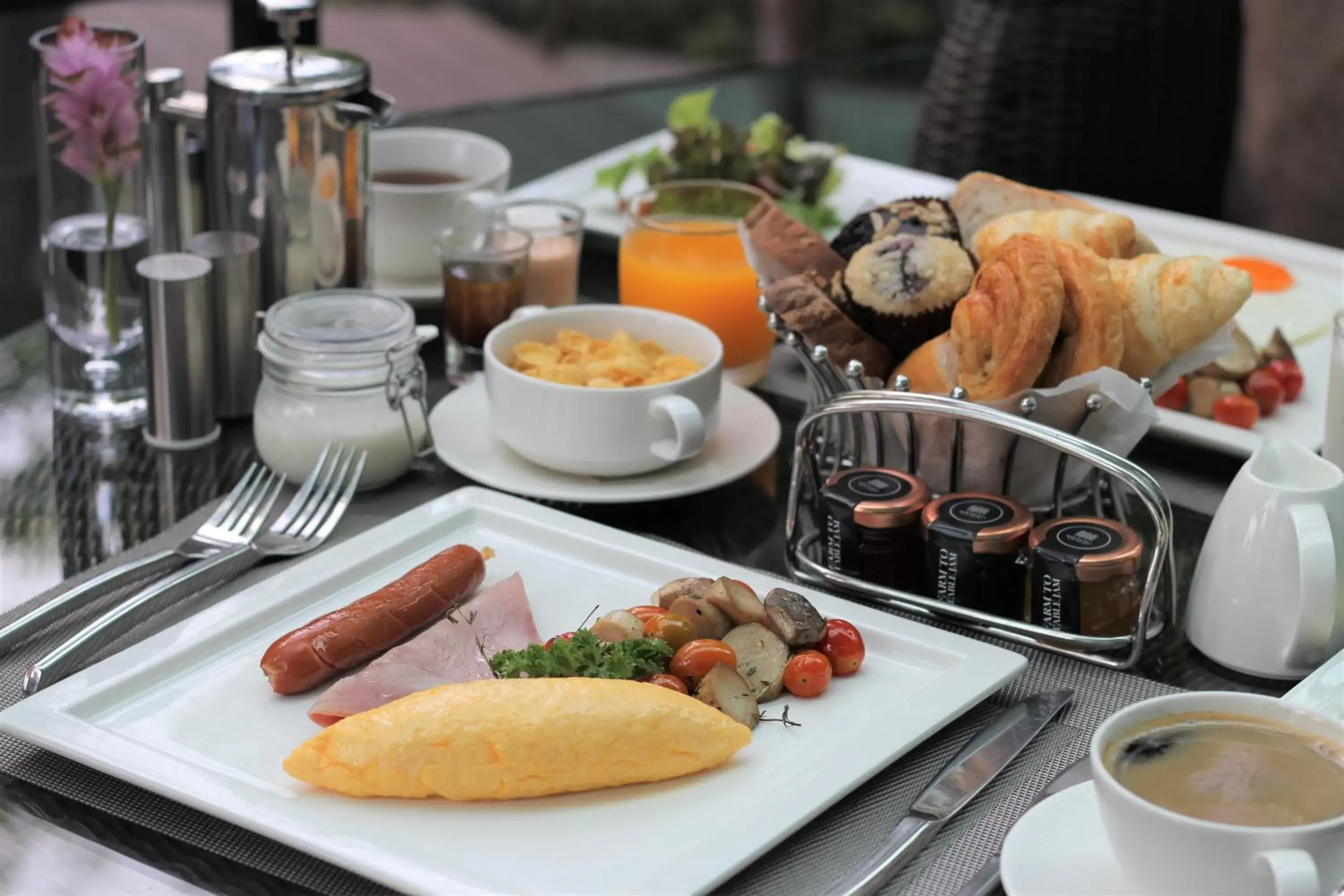 Breakfast in North Hill City Resort Breakfast in North Hill City Resort