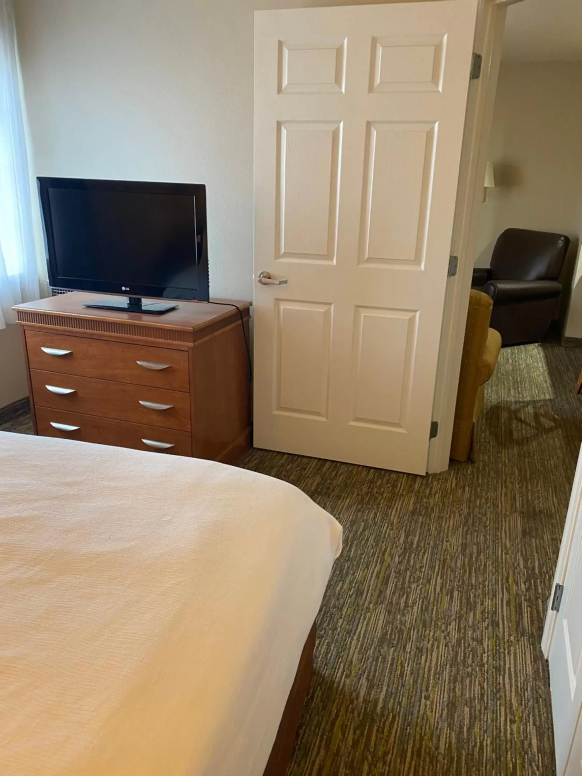 Bedroom, TV/Entertainment Center in Candlewood Williamsport, an IHG Hotel