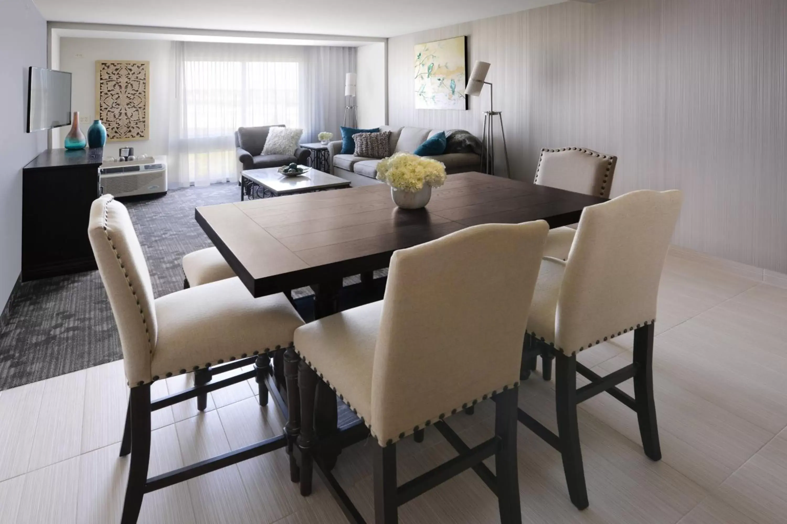 Living room, Dining Area in Courtyard by Marriott Dallas Plano/The Colony