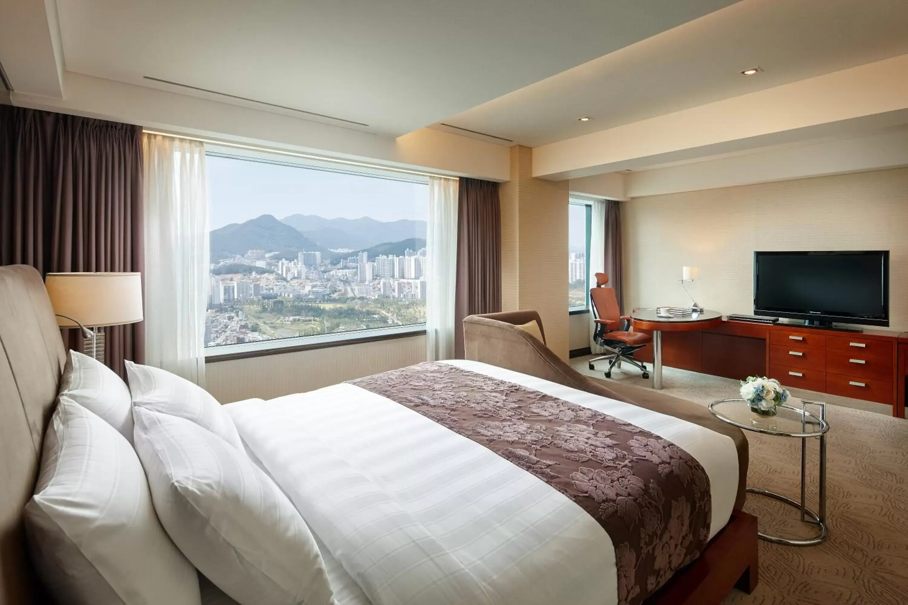 Bed, Mountain View in Lotte Hotel Busan