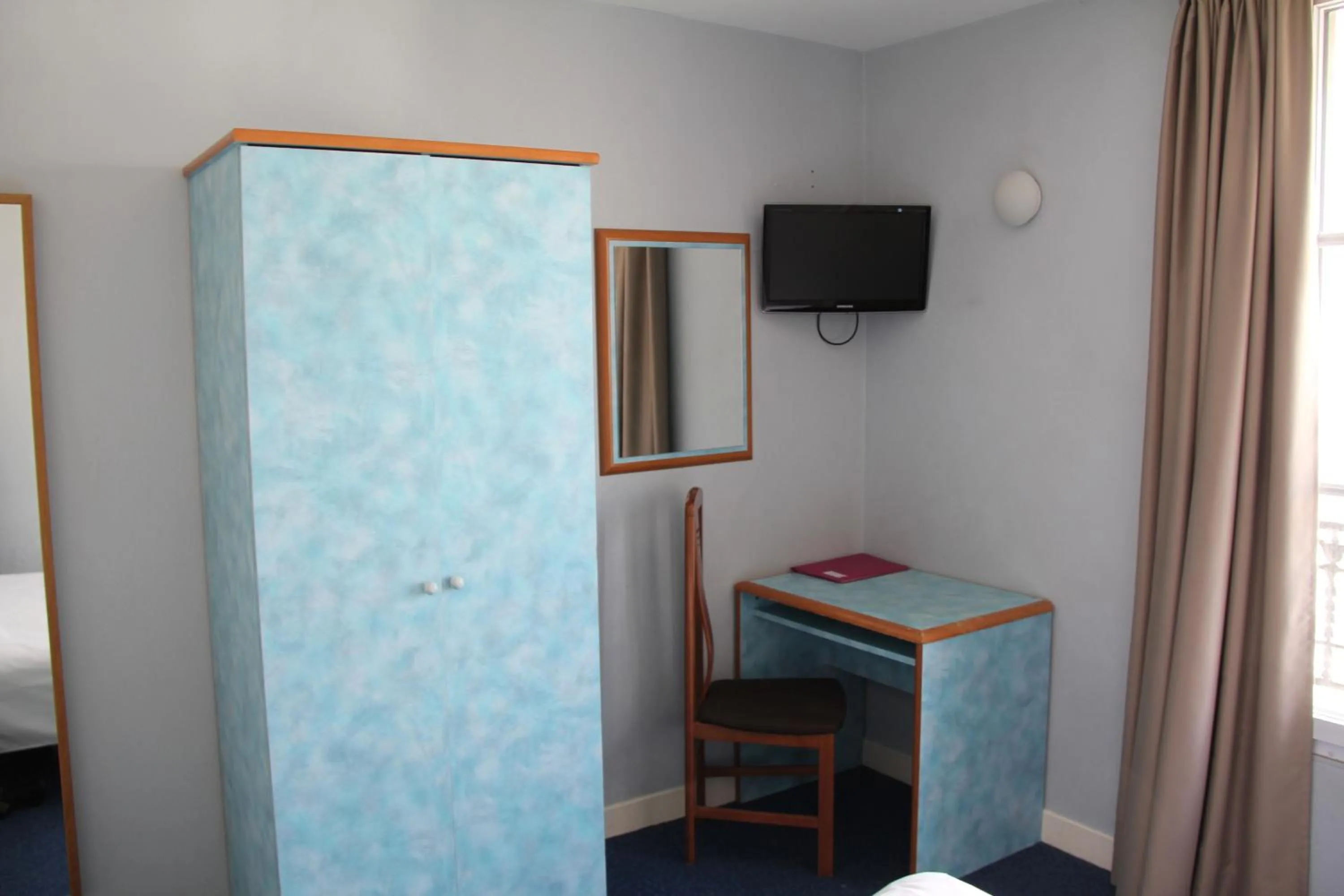 Seating area, Bed in Hotel Royal Mansart