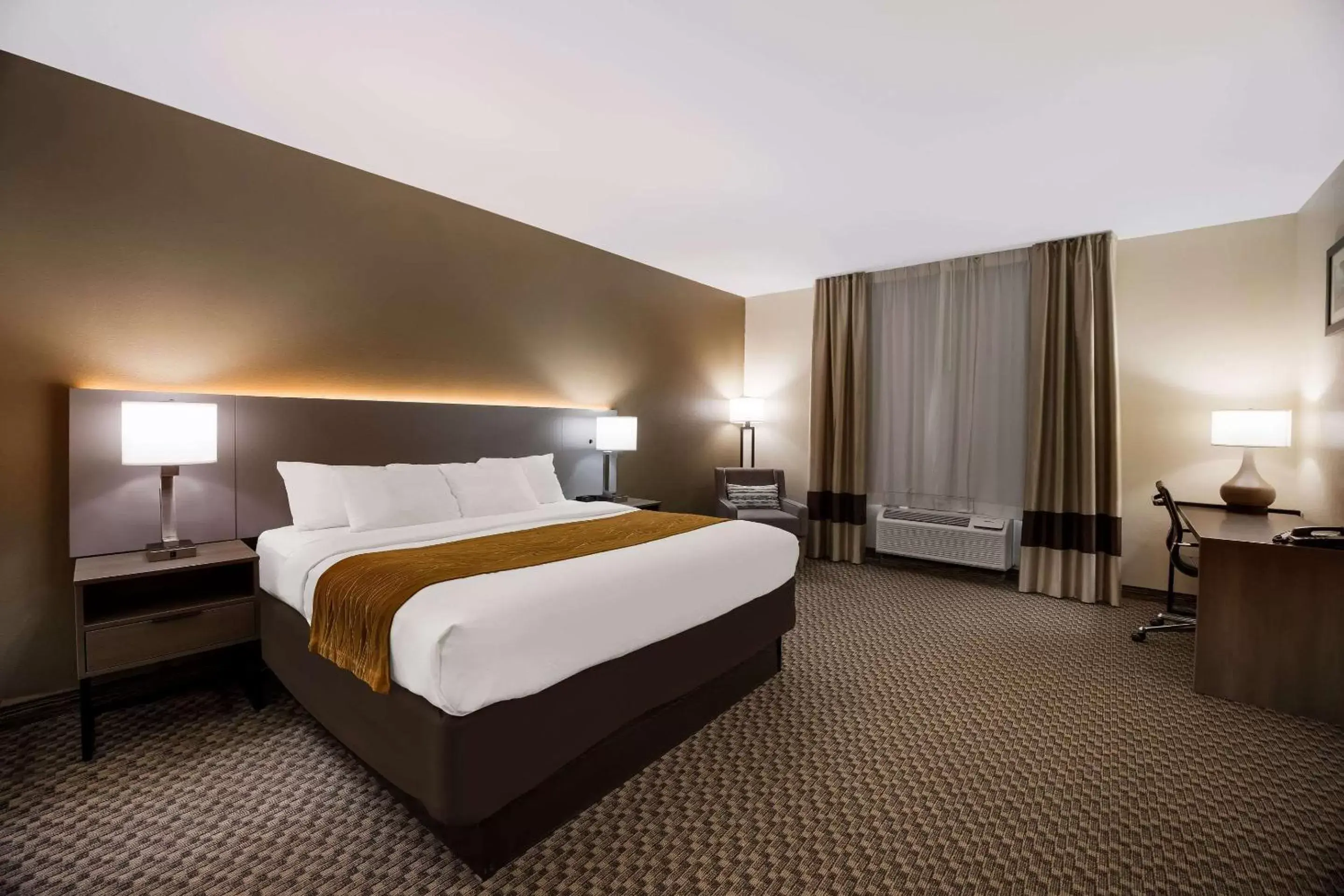 Bedroom, Bed in Comfort Inn & Suites Midway - Tallahassee West Bedroom, Bed in Comfort Inn & Suites Midway - Tallahassee West