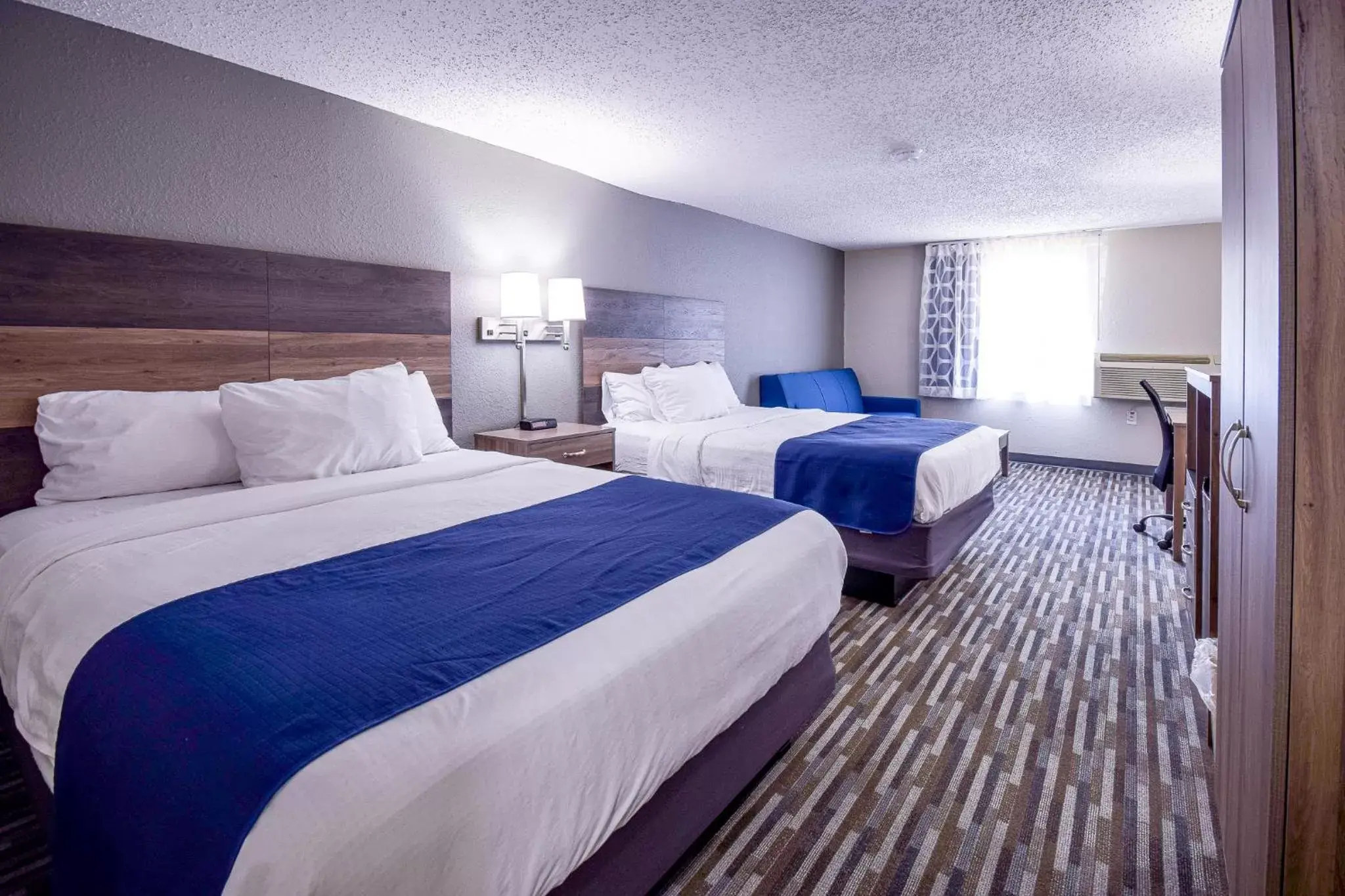 Bedroom, Bed in Days Inn & Suites by Wyndham Wisconsin Dells