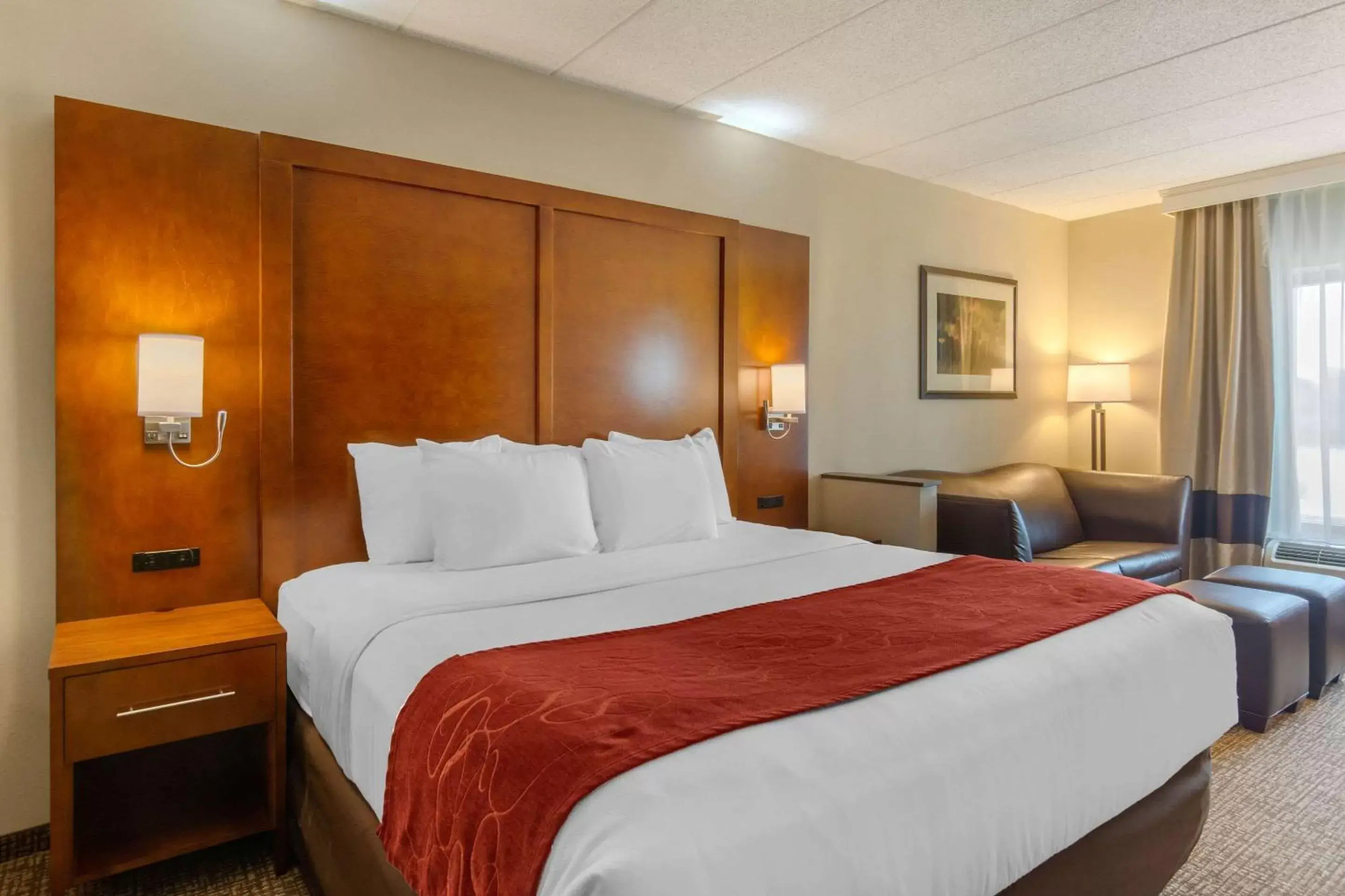 Photo of the whole room, Bed in Comfort Suites Southpark