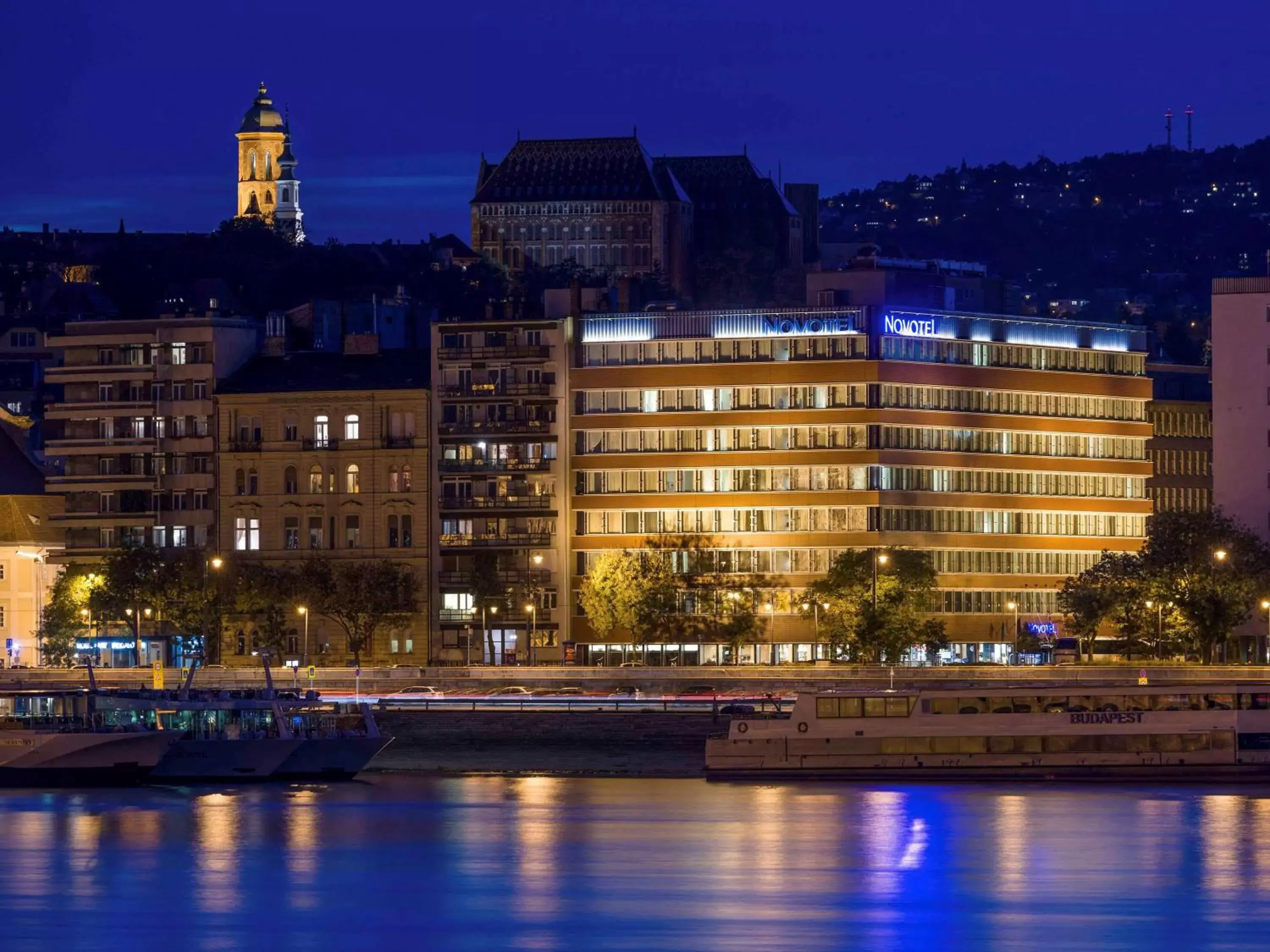 Property building, Swimming Pool in Novotel Budapest Danube