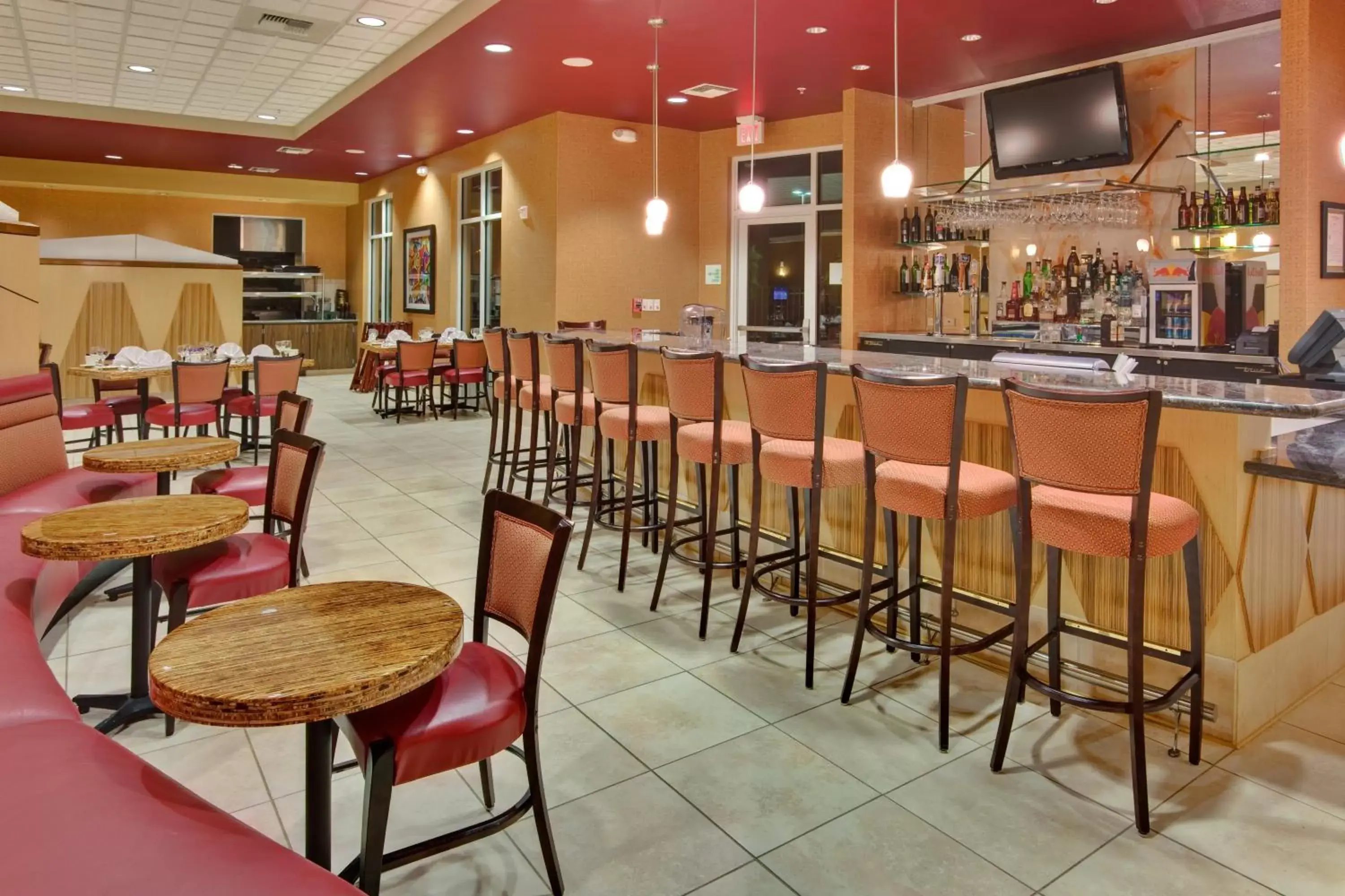 Lounge or bar, Restaurant/Places to Eat in Holiday Inn Hotel & Suites Bakersfield, an IHG Hotel