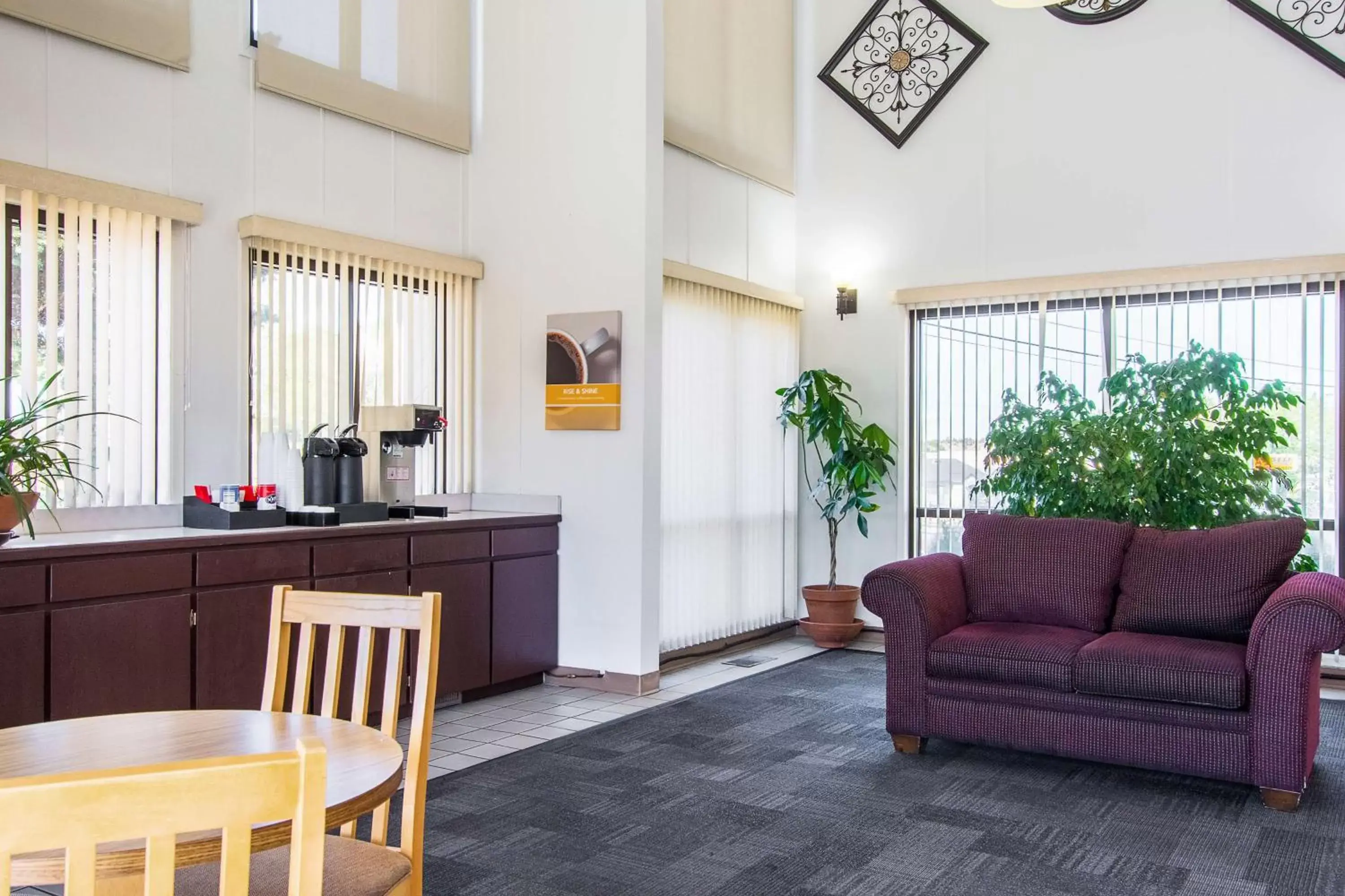 Lobby or reception, Seating Area in Motel 6-Madras, OR