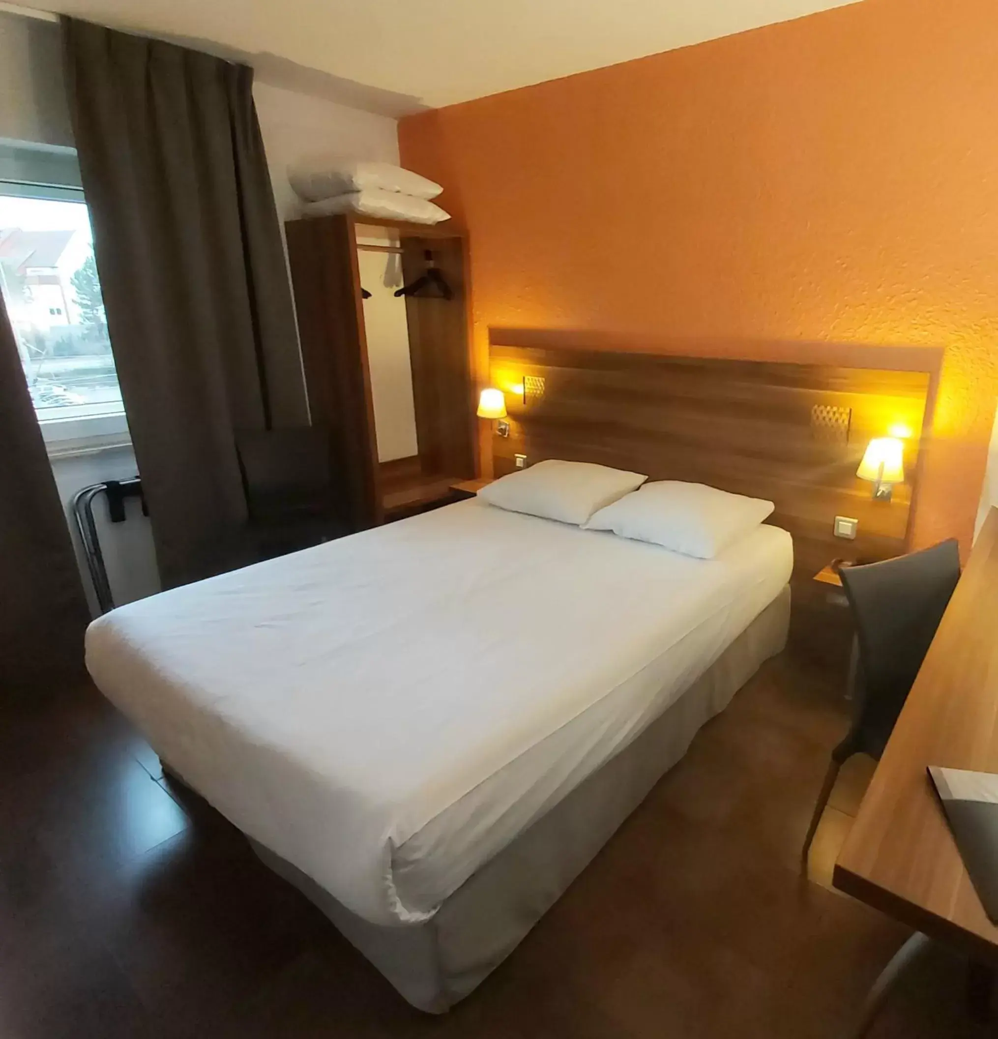 Photo of the whole room, Bed in The Originals Access, Hôtel Colmar Gare (P'tit Dej-Hotel)