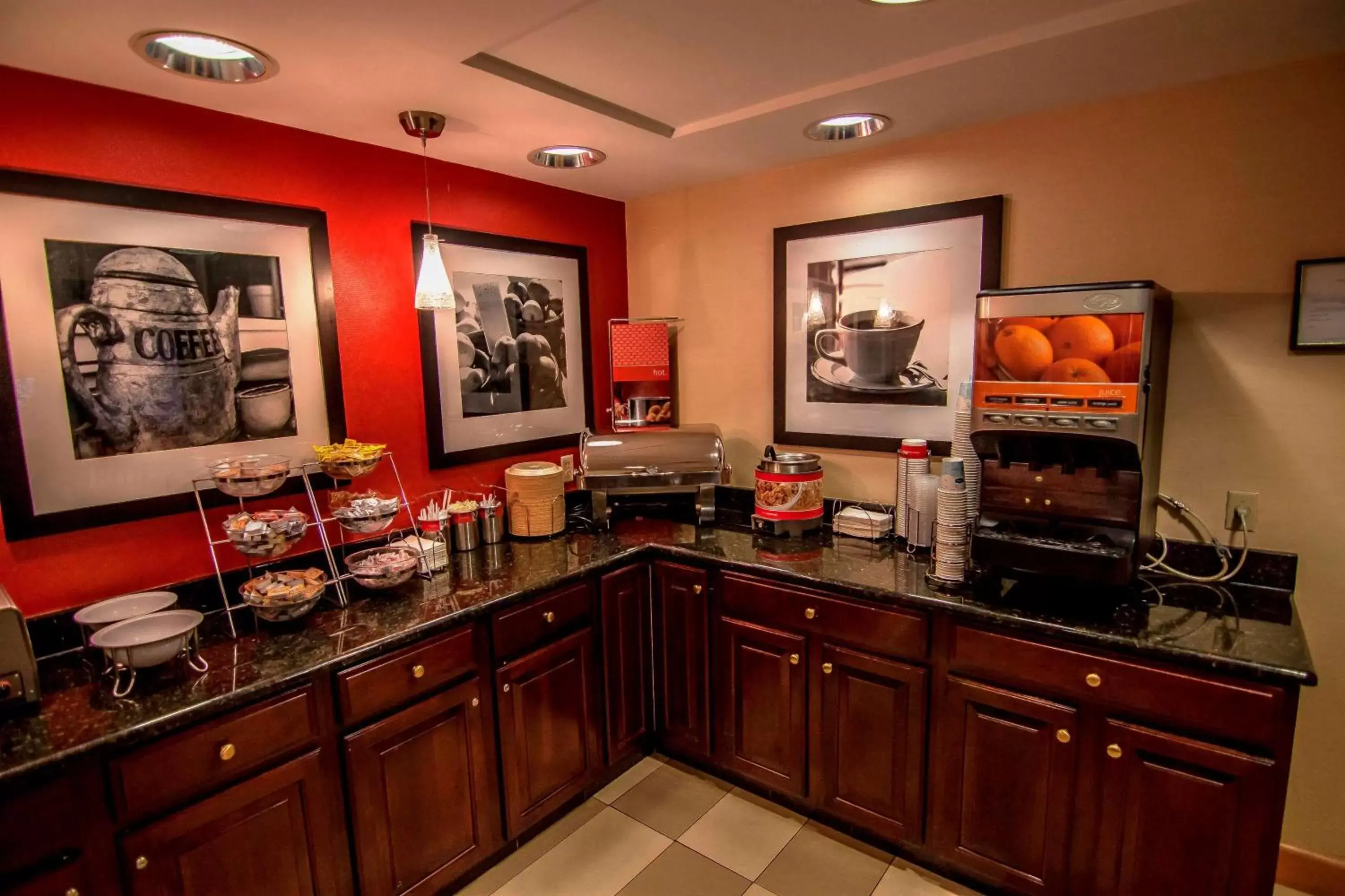 Dining area, Kitchen/Kitchenette in Hampton Inn Groton/Mystic