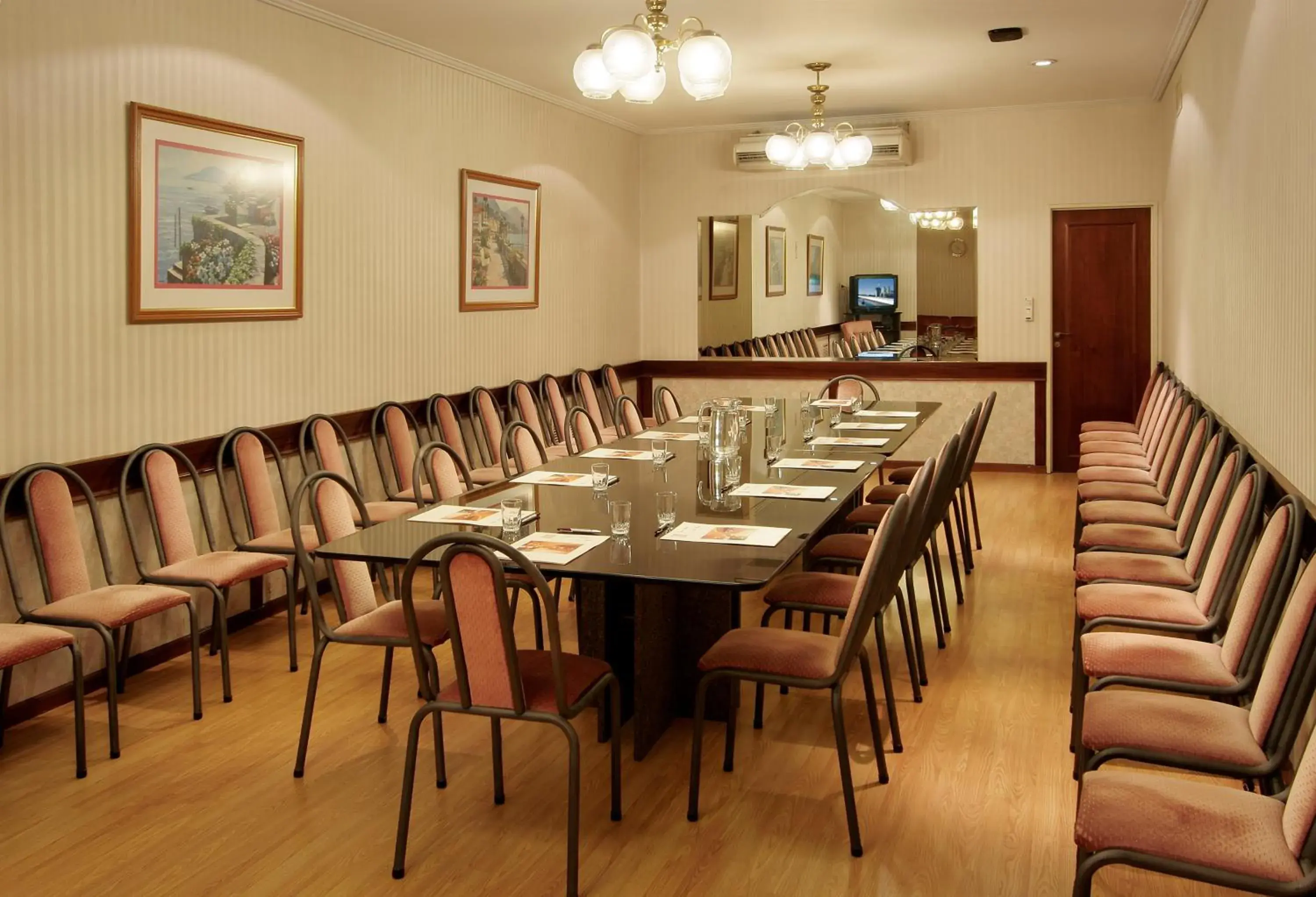 Business facilities, Restaurant/Places to Eat in Gran Hotel De La Paix