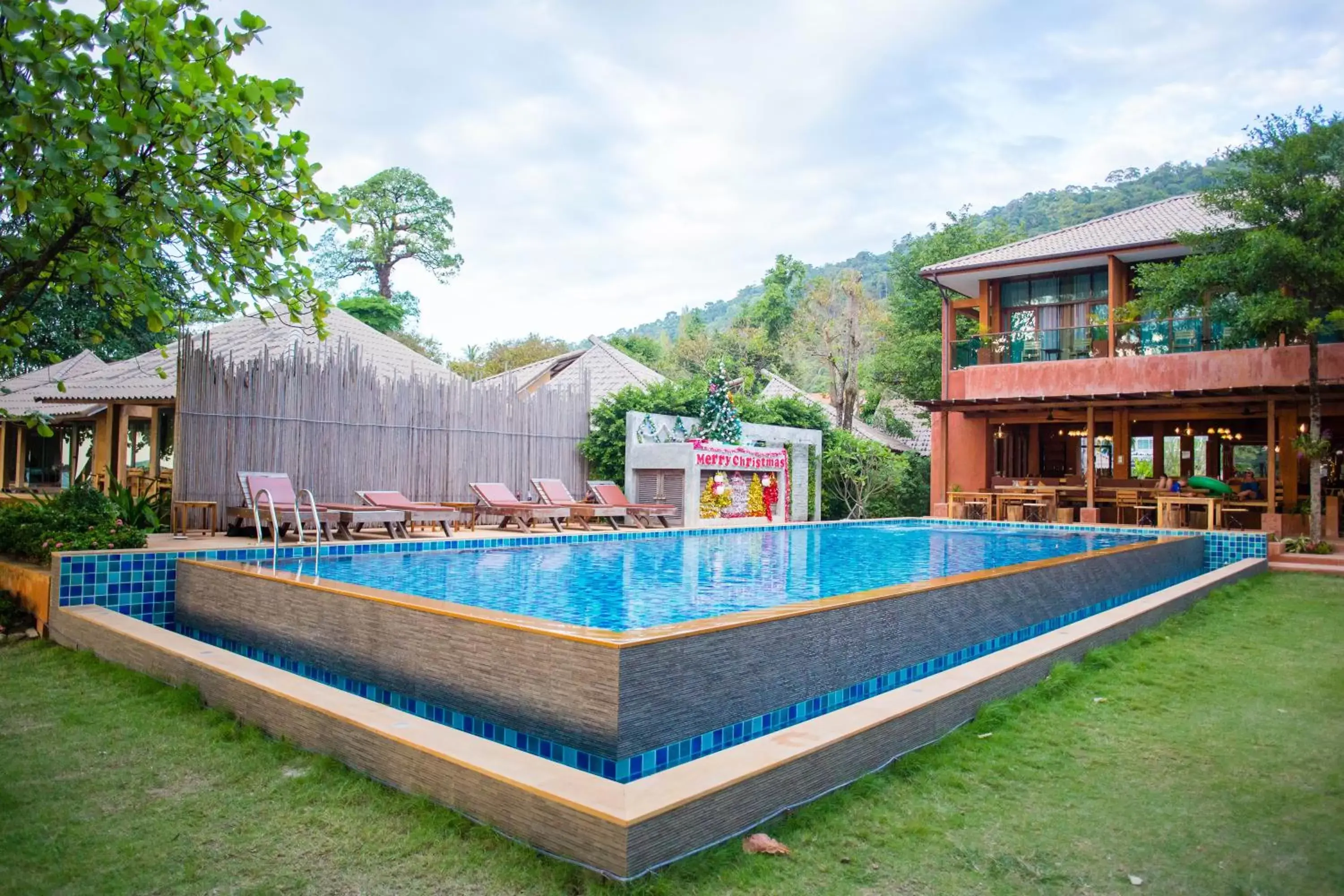 Property building, Swimming Pool in Flora I Talay