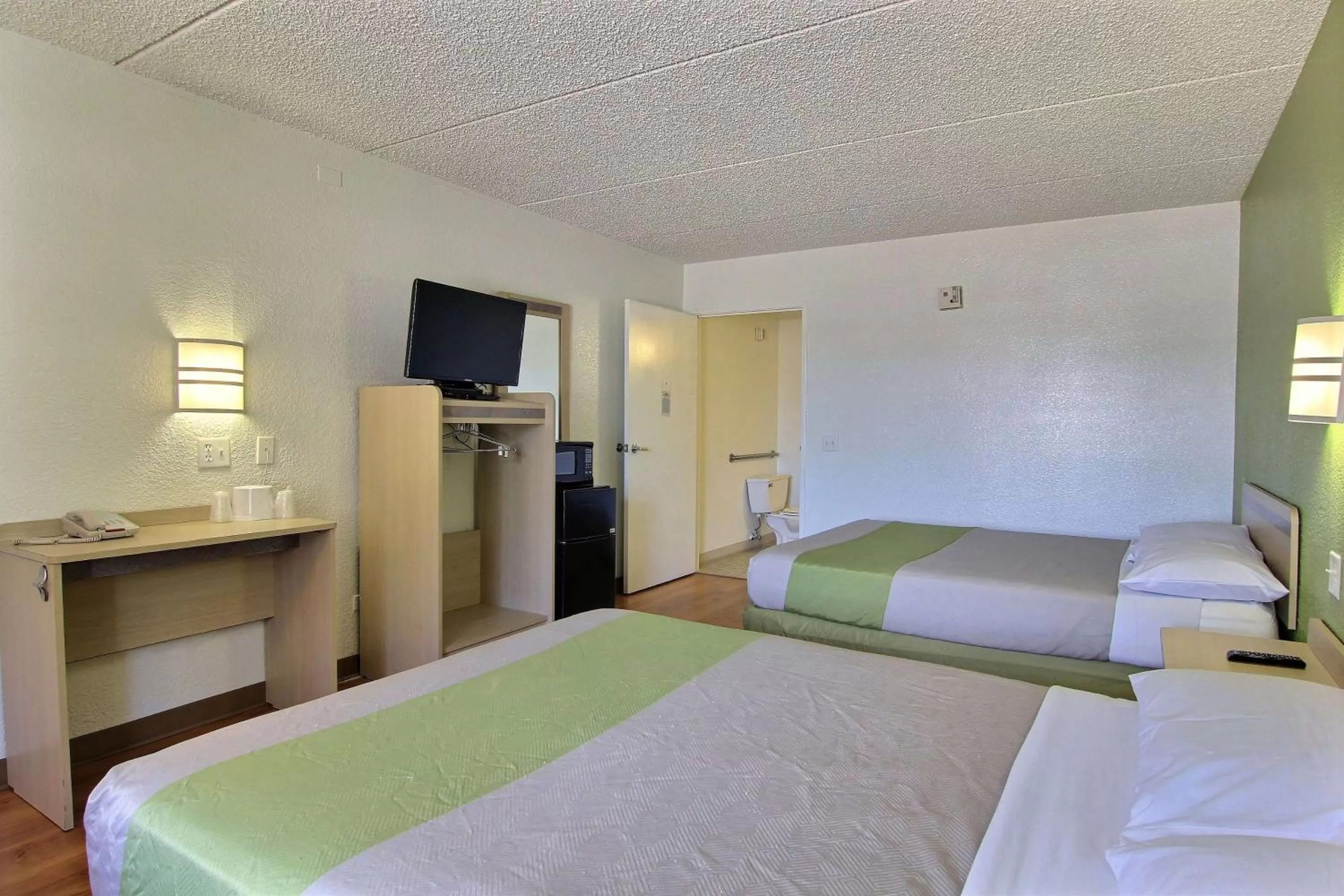 TV and multimedia, Bed in Motel 6 Austin, TX - Central Downtown UT