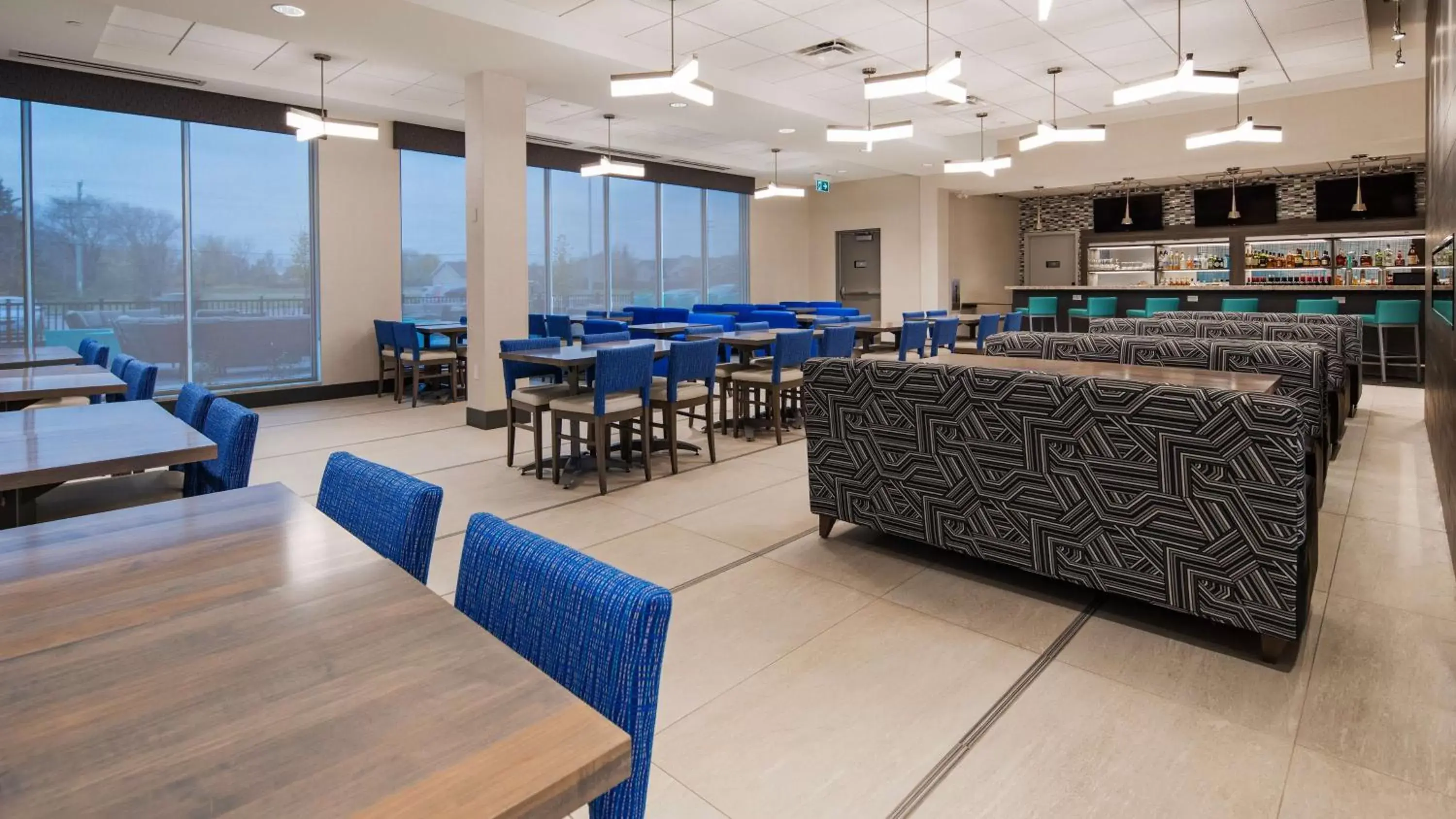 Lounge or bar in Best Western Premier Winnipeg East