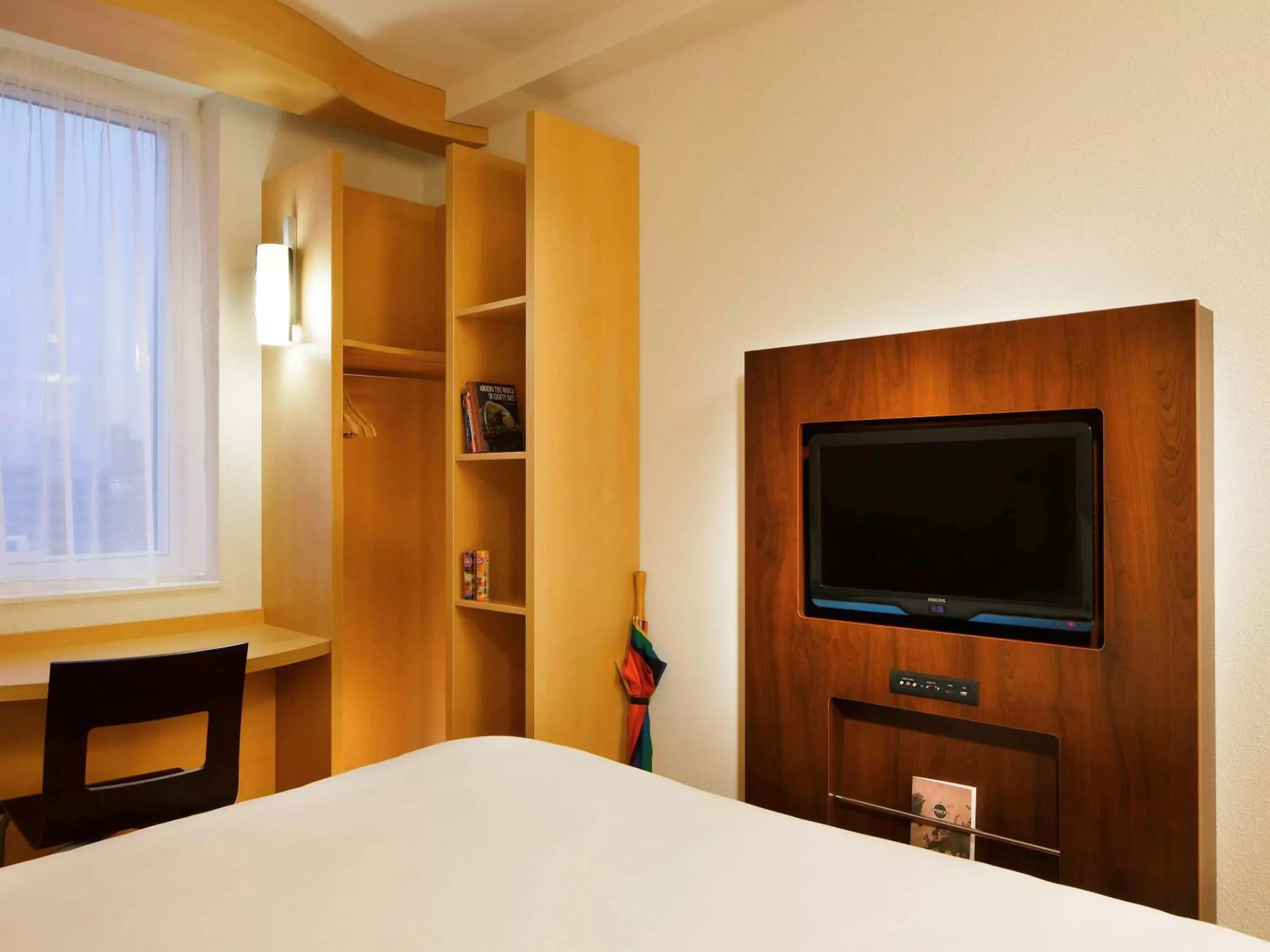 Photo of the whole room, TV/Entertainment Center in ibis London Blackfriars