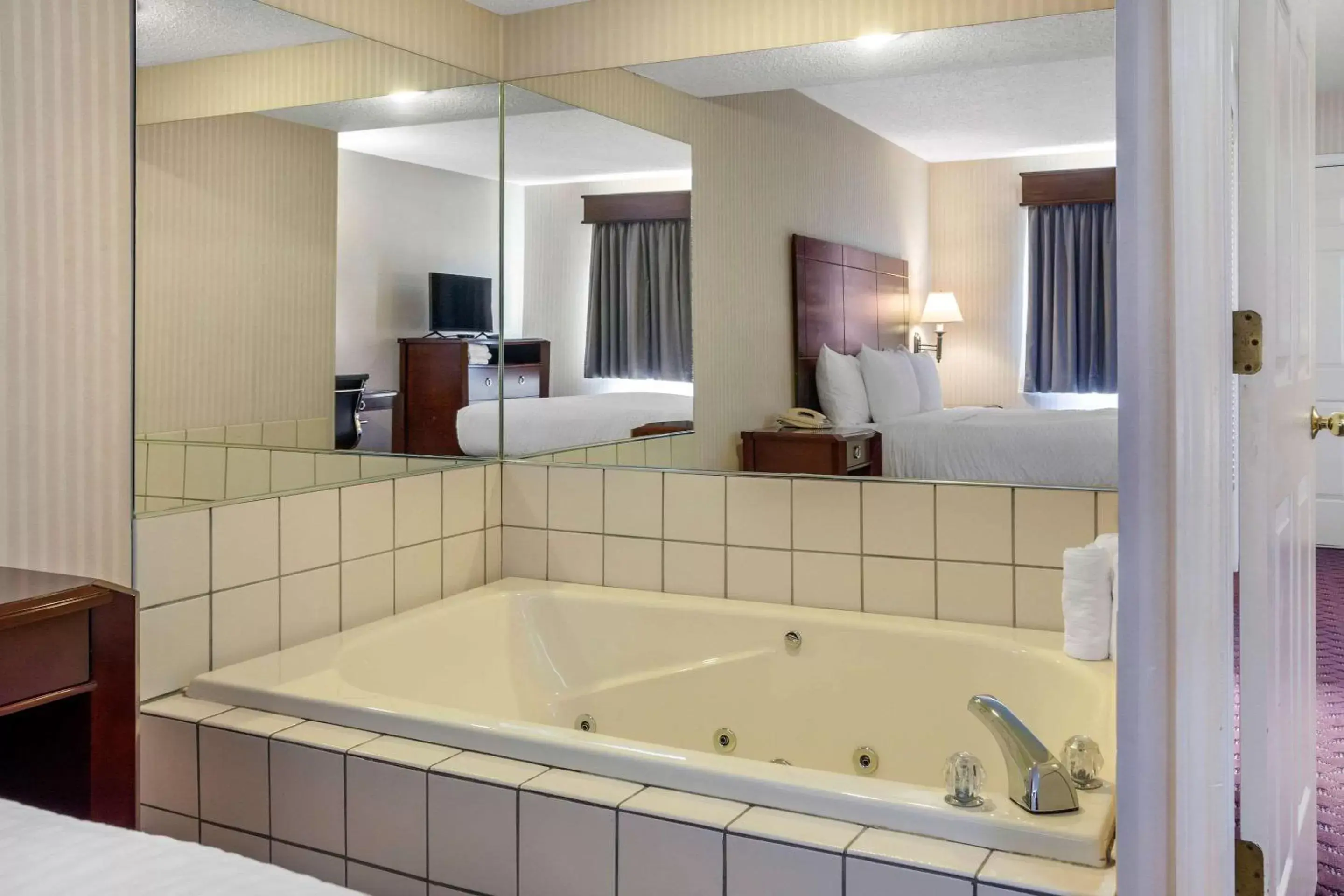 Photo of the whole room, Bathroom in Clarion Hotel & Suites