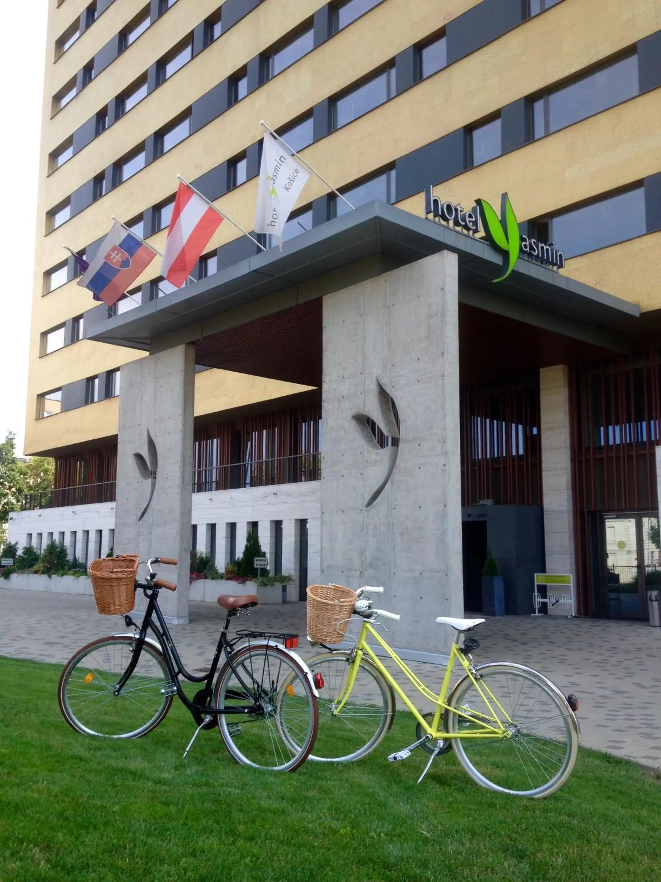 Cycling, Facade/Entrance in Hotel Yasmin Koice