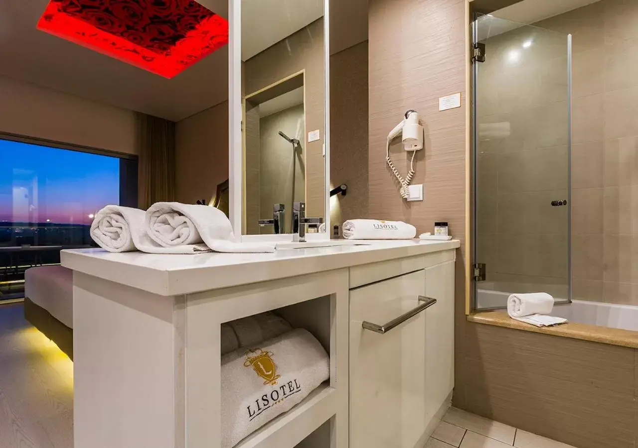 Bed, Bathroom in Lisotel - Hotel & Spa