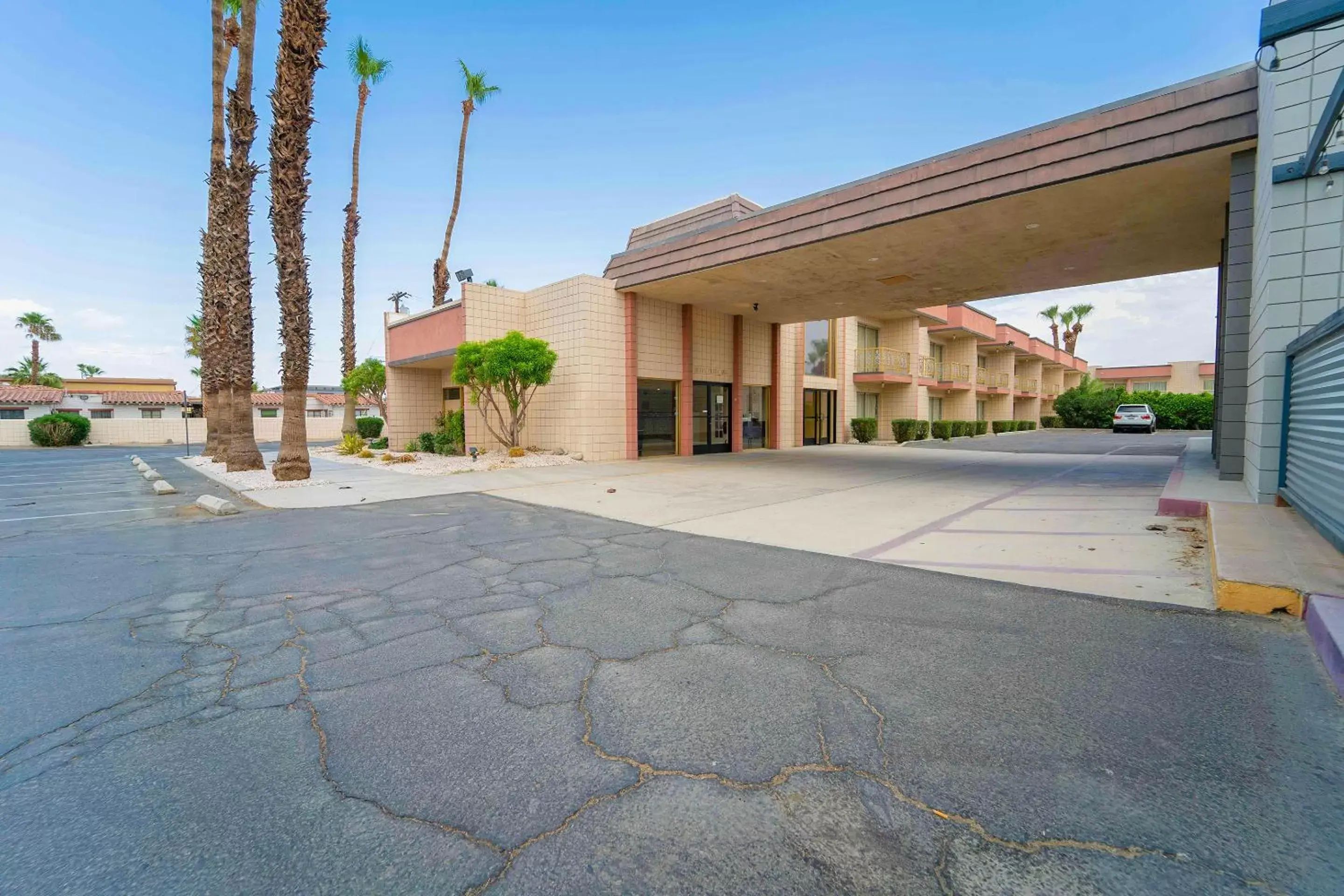 Property building in Royal Plaza Inn Property building in Royal Plaza Inn