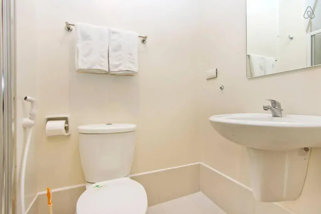 Bathroom in Condo Studio Luxe in Princeton Residences