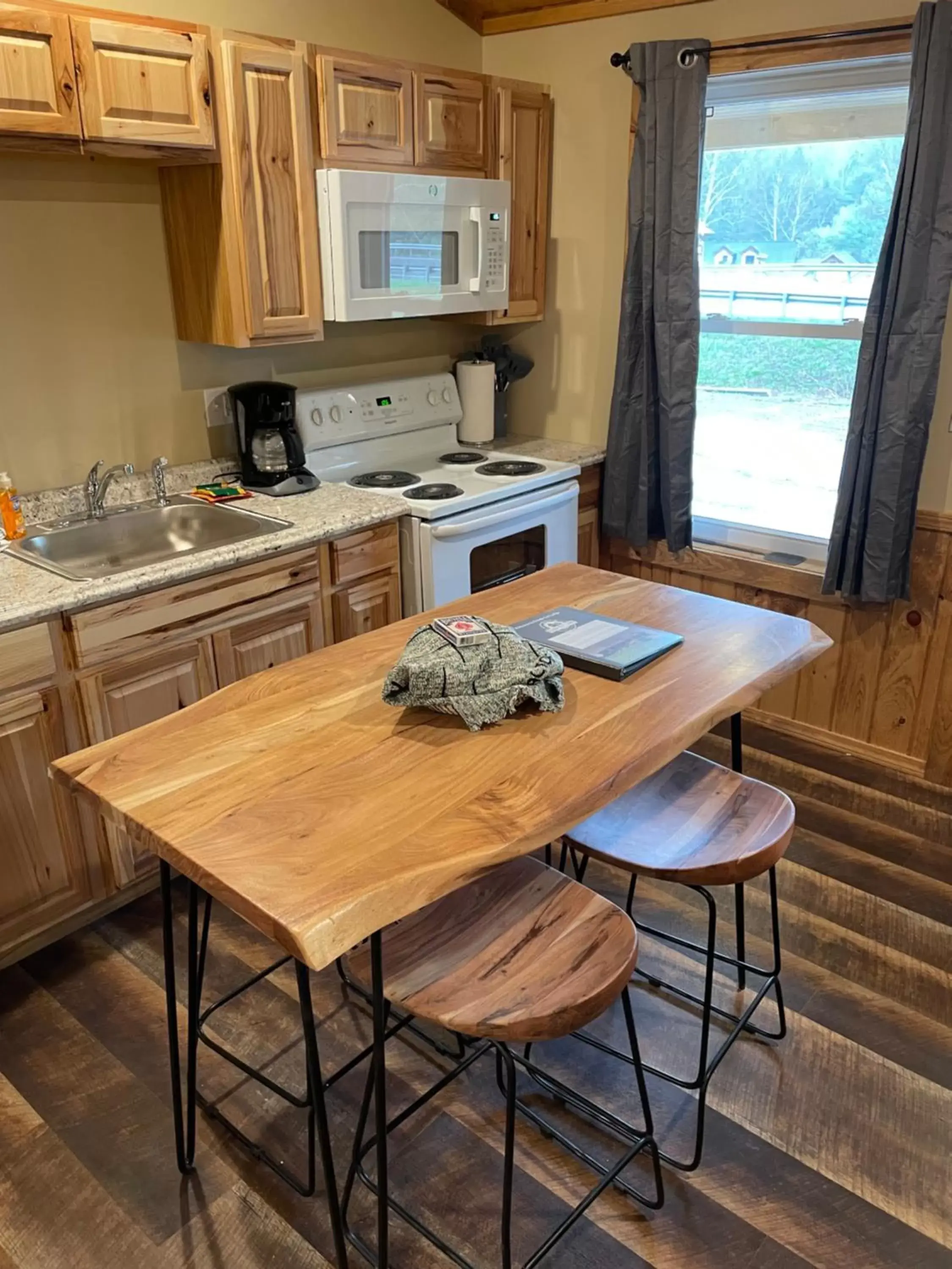 Kitchen or kitchenette, Dining Area in Rough Cut Lodge