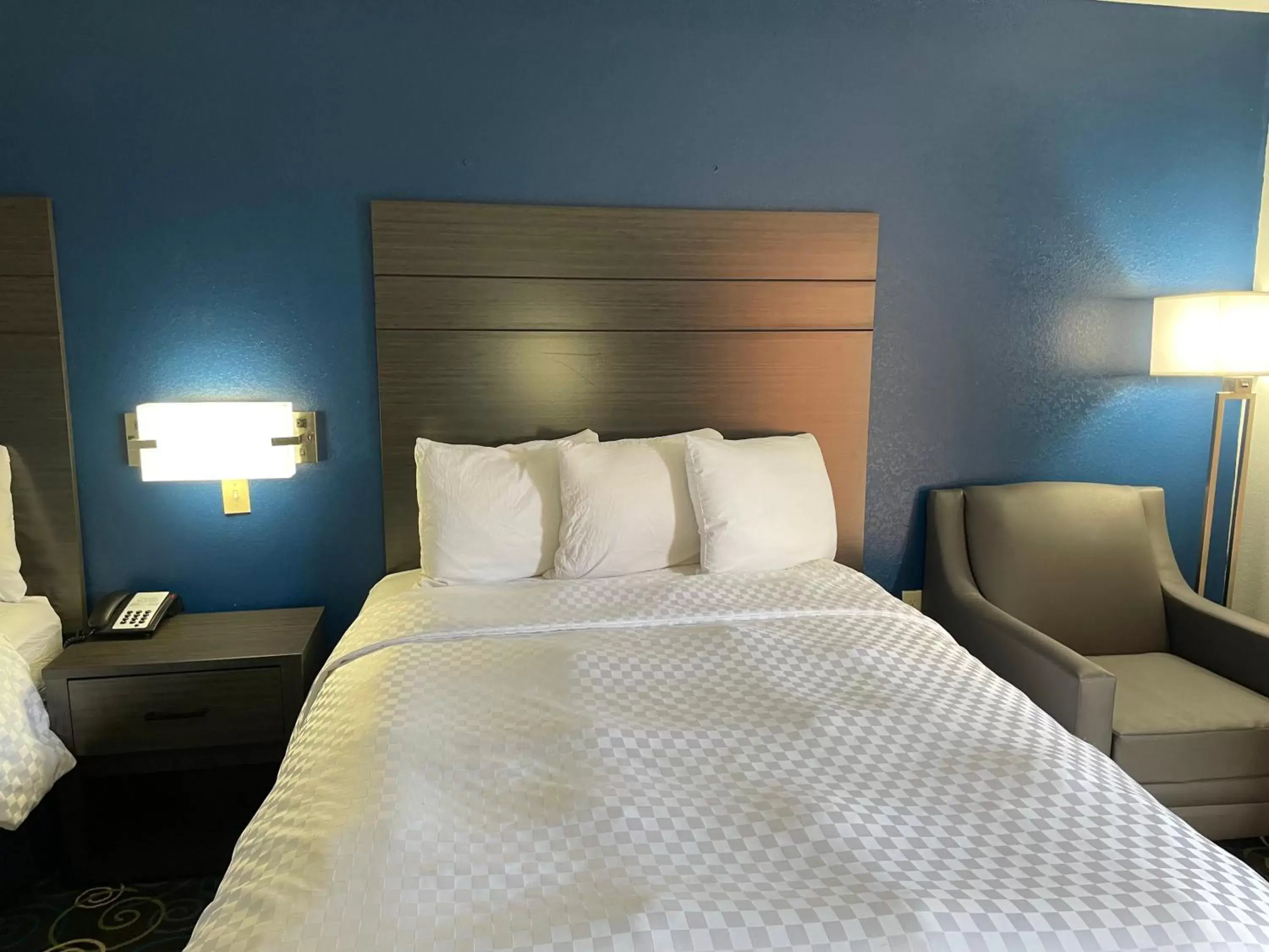 Bed in Clairmont Inn & Suites - Warren