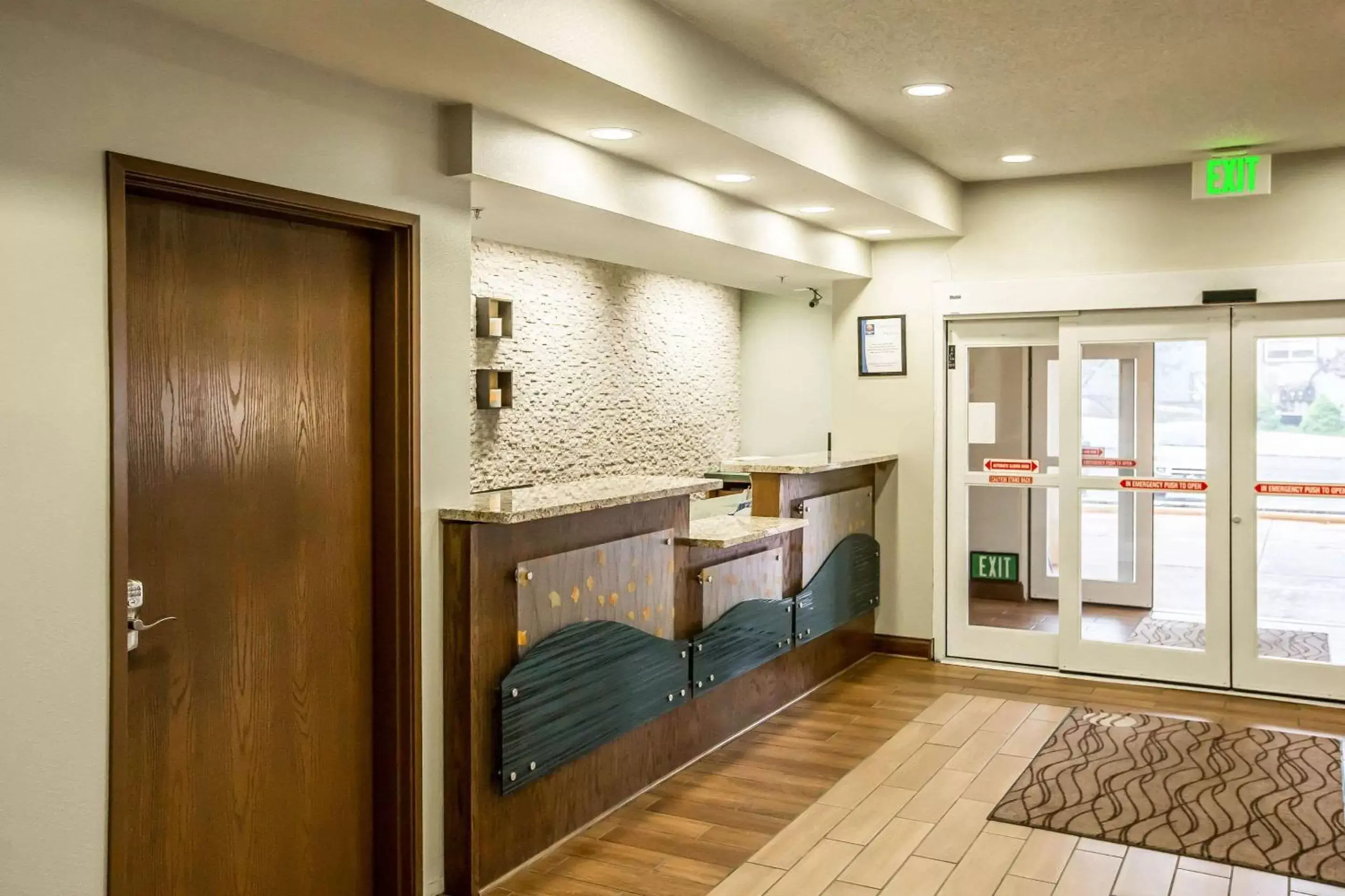 Lobby or reception, Kitchen/Kitchenette in Comfort Inn Schererville