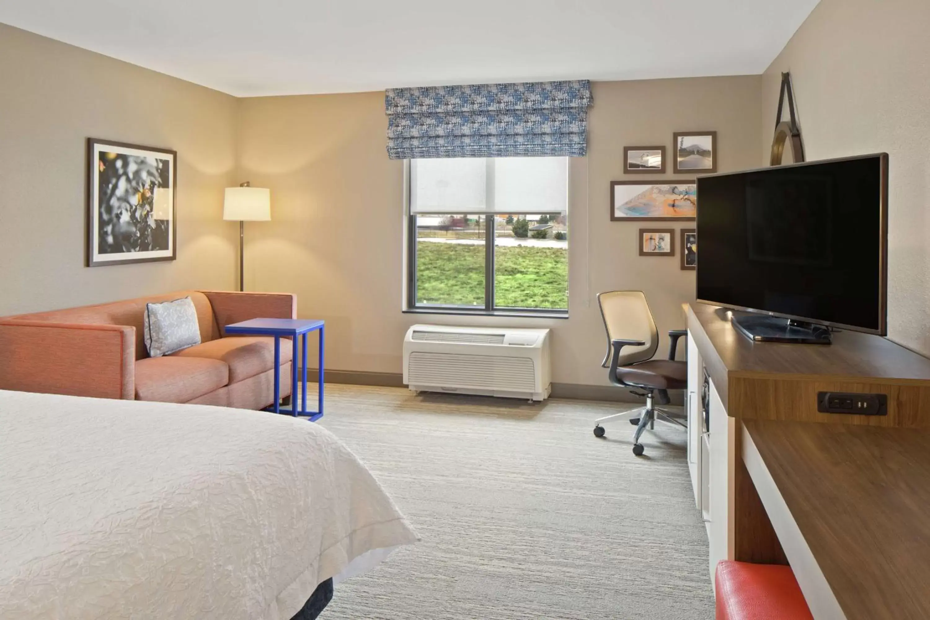 Bedroom, TV/Entertainment Center in Hampton Inn & Suites Spokane Valley