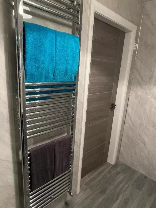 Shower, Bathroom in Spacious Double Room En-Suite