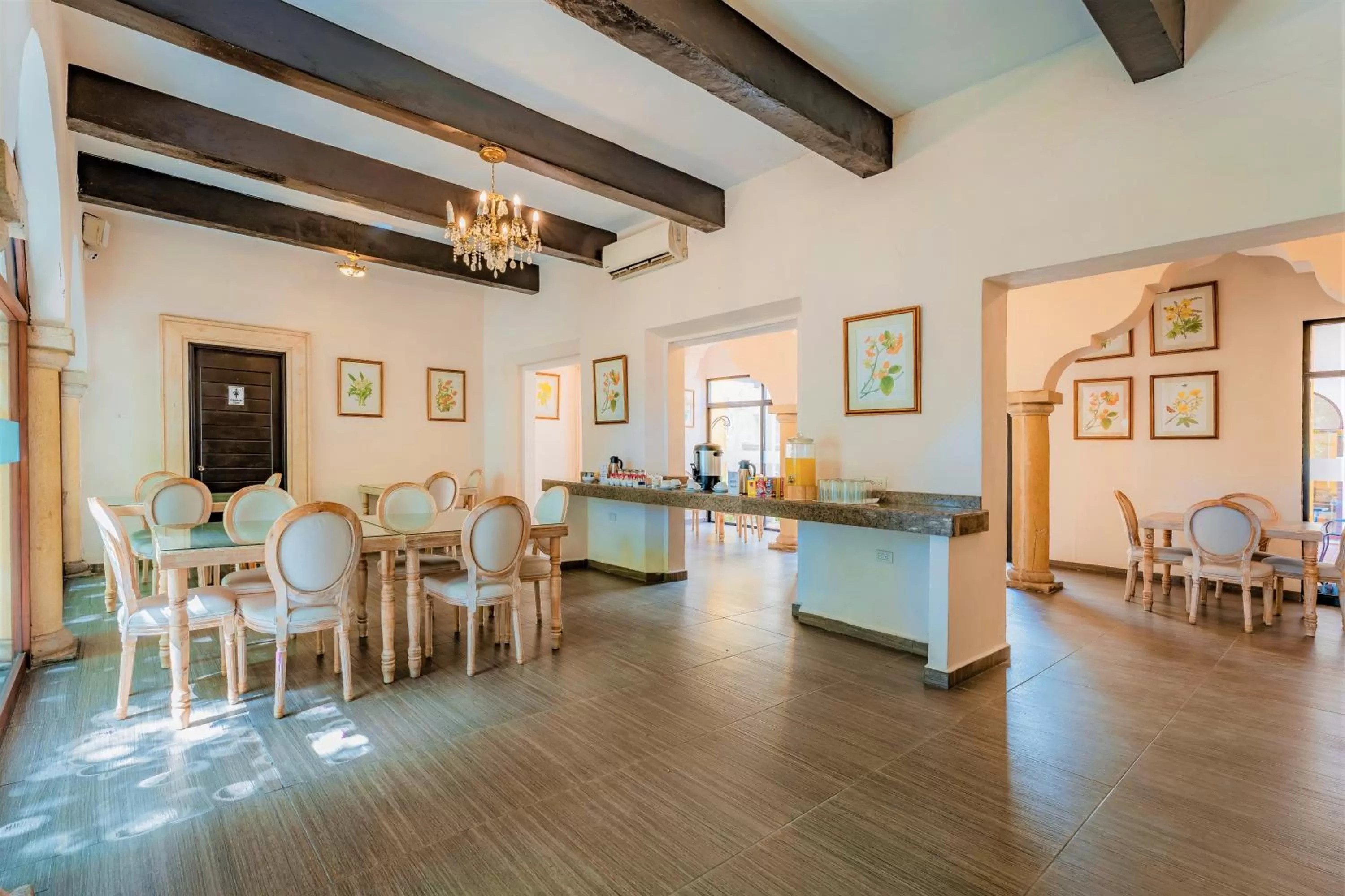 Restaurant/places to eat in Maison del Embajador