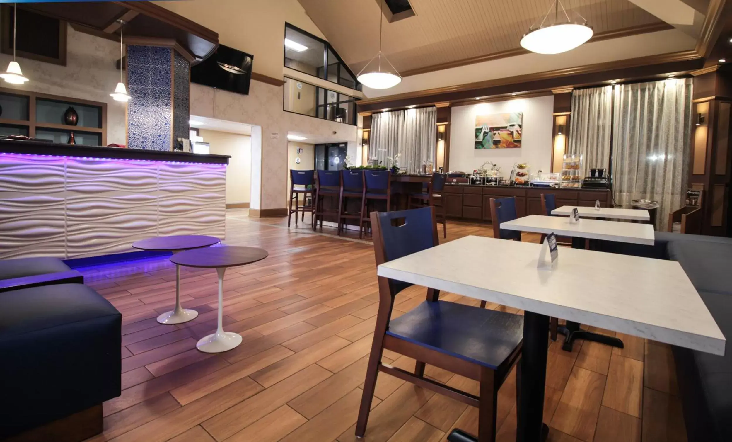 Restaurant/places to eat, Lounge/Bar in Best Western Hampton Coliseum Inn