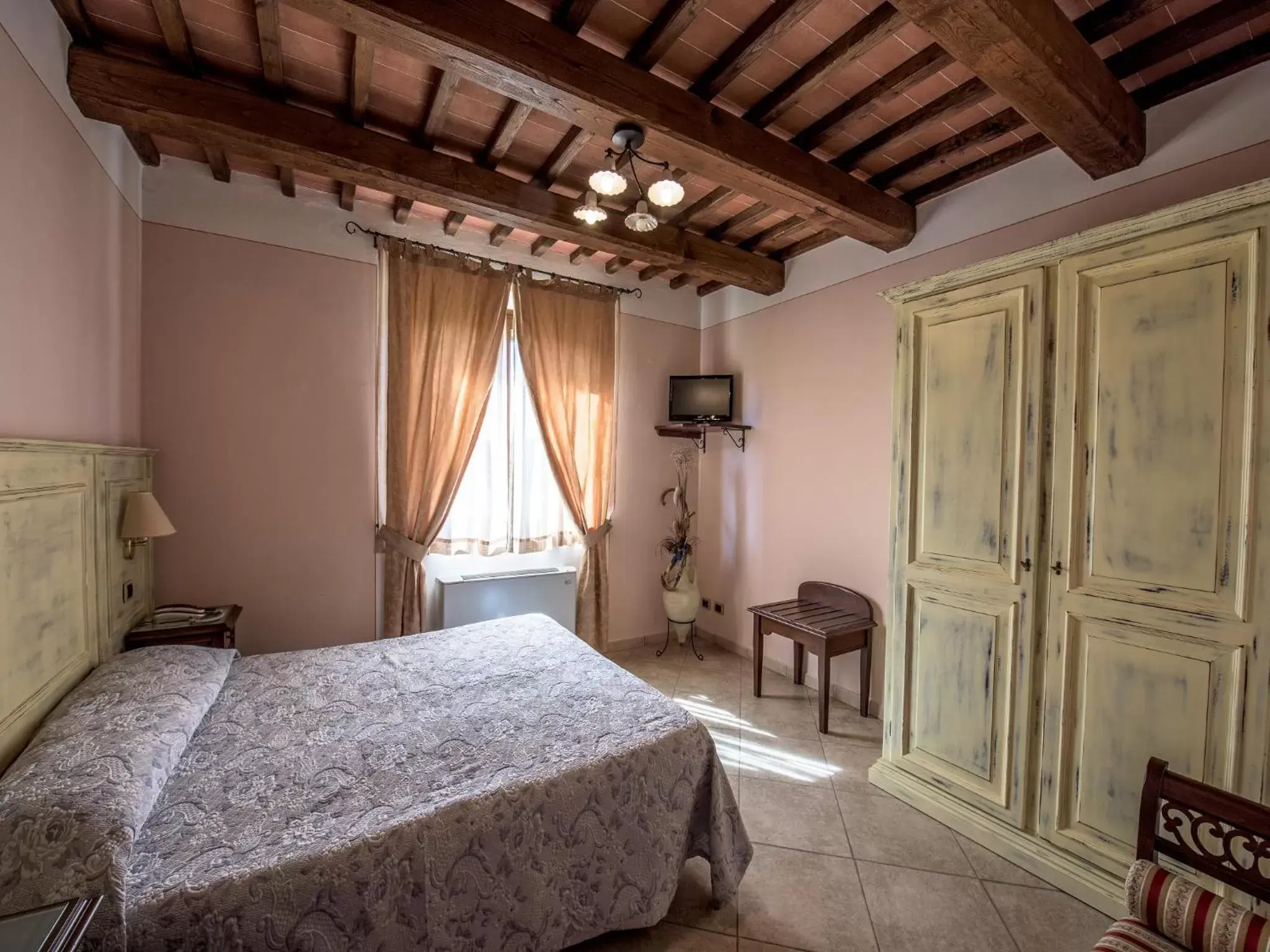 Bedroom, Bed in Albergo La Foresteria