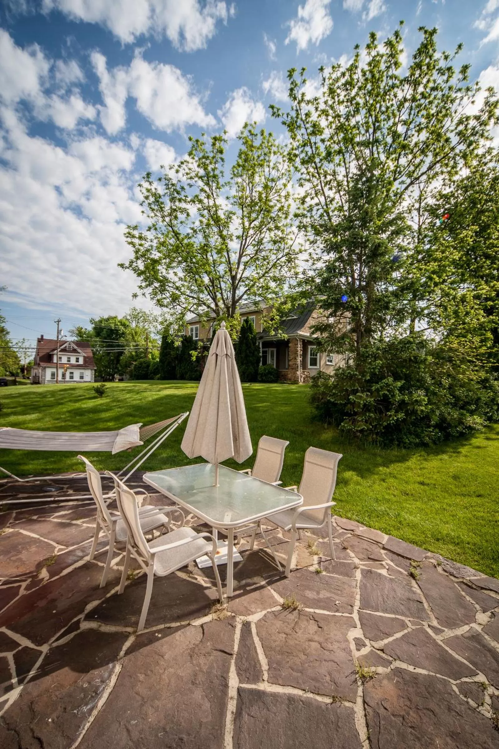 Patio in Friendly City Inn B&B