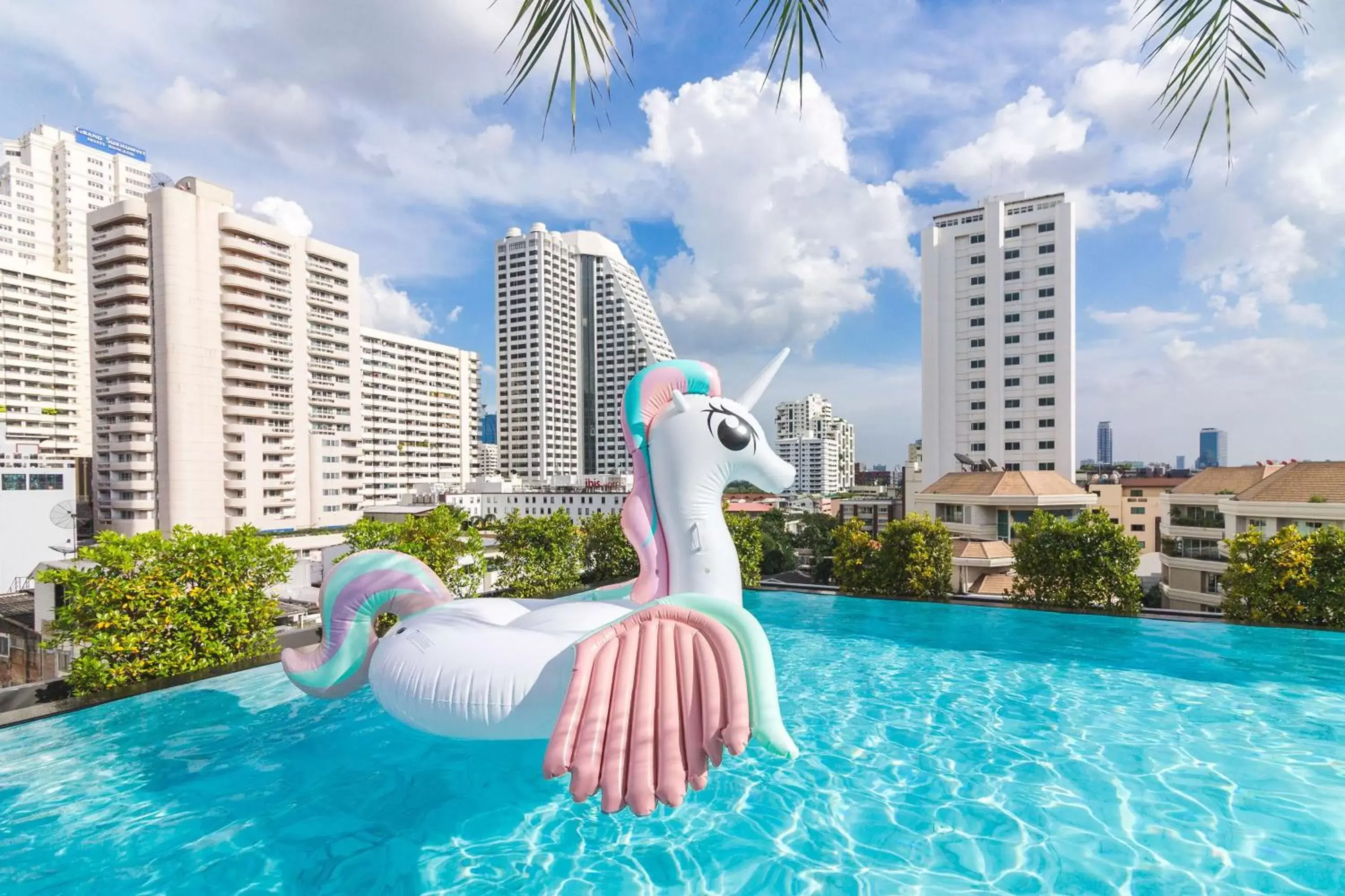 Pool view in SureStay Plus by Best Western Sukhumvit 2 Pool view in SureStay Plus by Best Western Sukhumvit 2