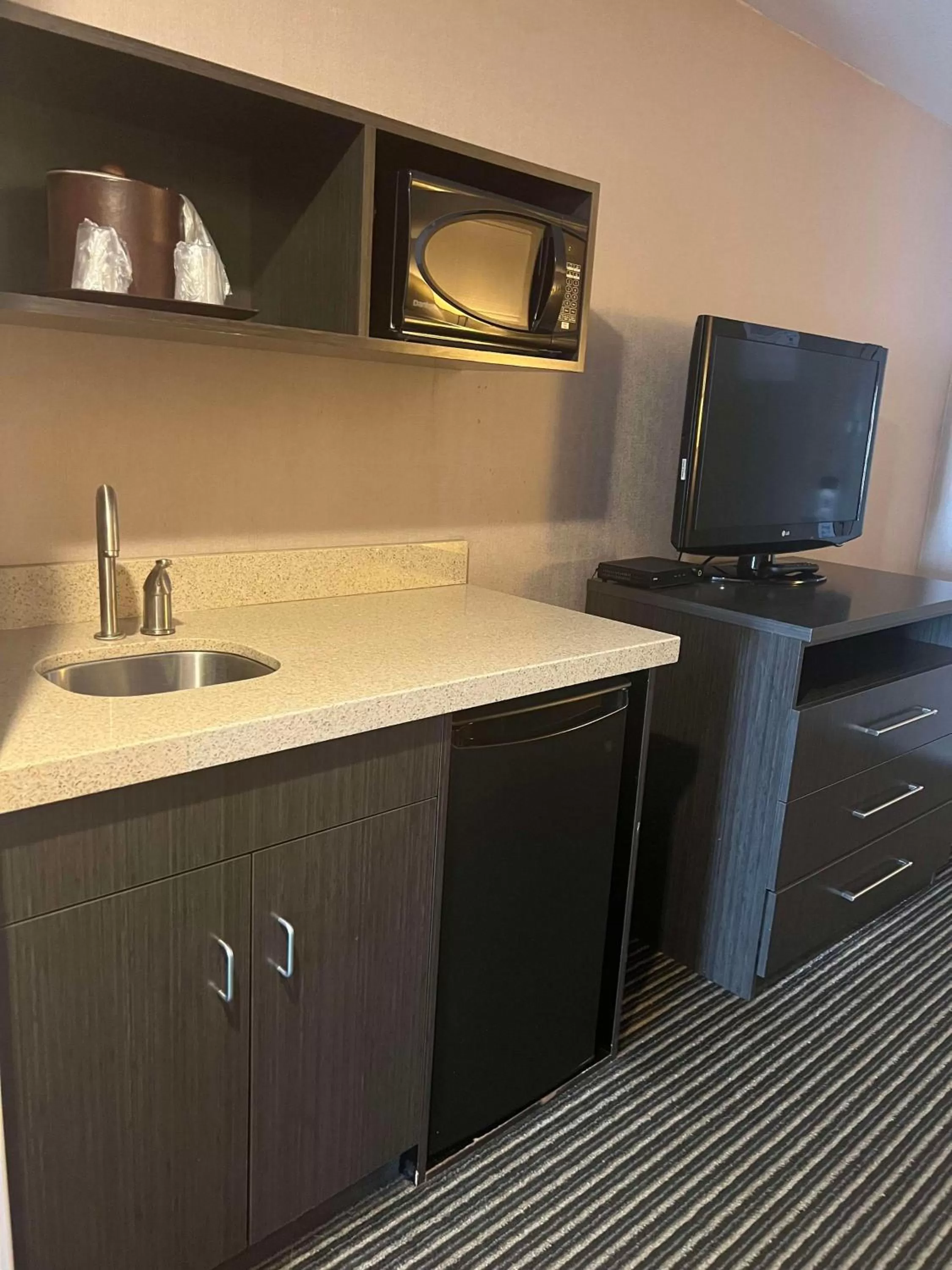 Bedroom in Best Western Plus Rama Inn & Suites