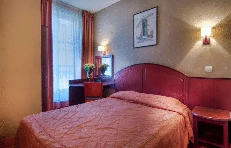 Photo of the whole room, Bed in Hotel Le Faubourg Opera