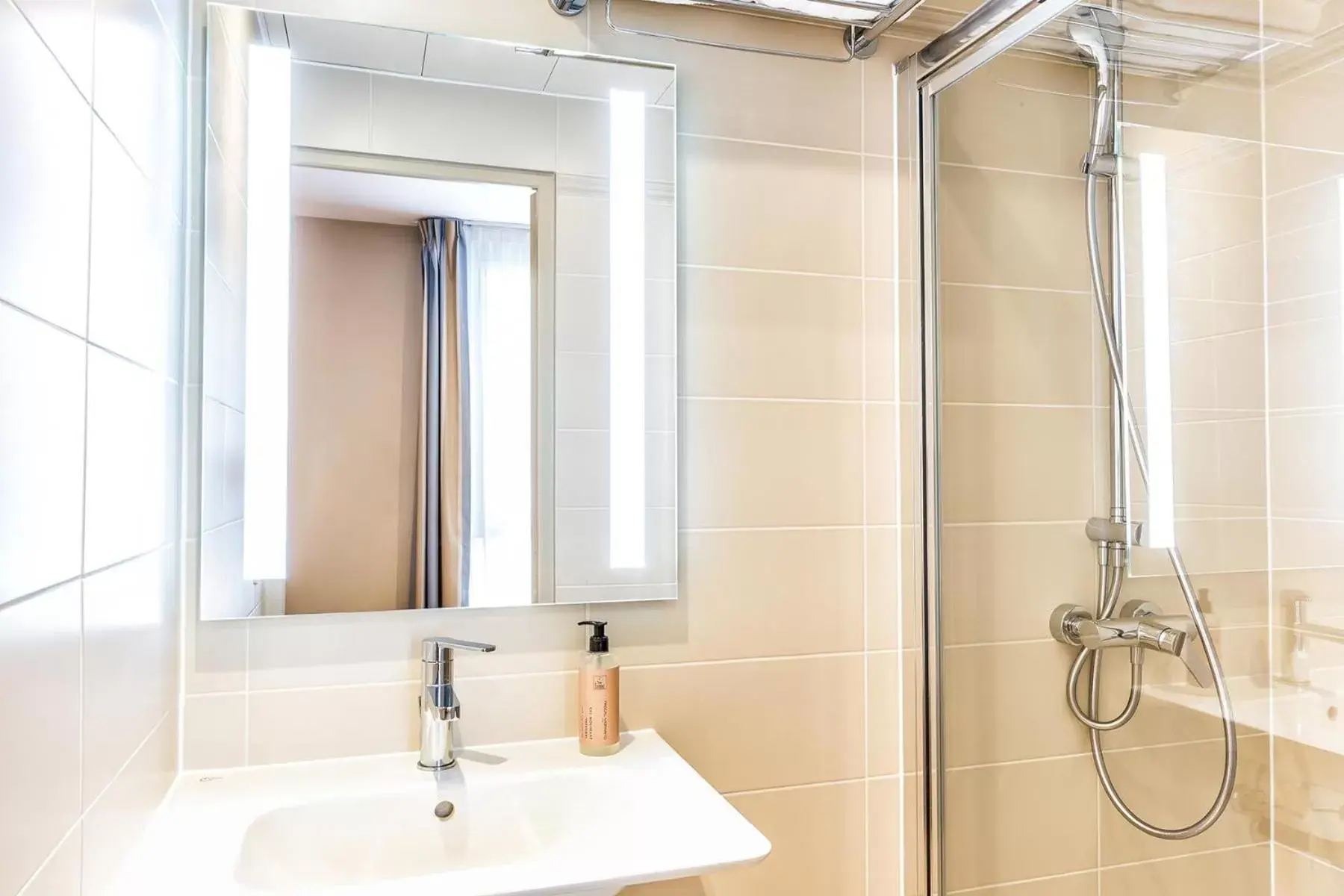 Bathroom in Paris d'Issy Hôtel Porte de Versailles